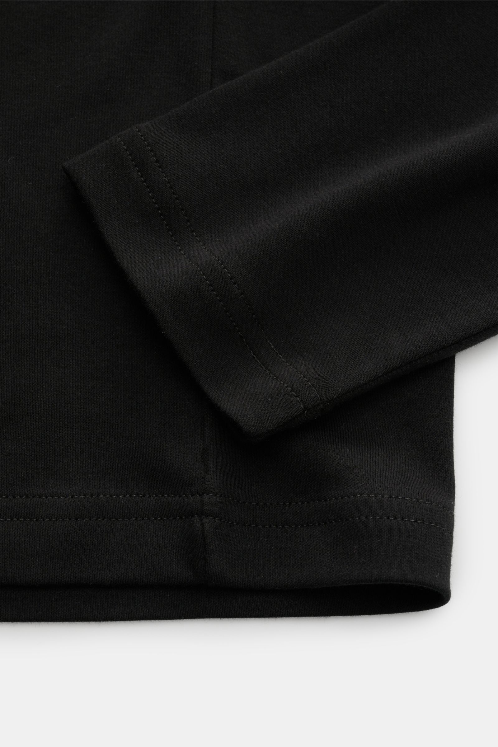 Nahaufnahme des Stefan Brandt Longsleeve 'Eli' schwarz, Slim Fit mit Stehkragen aus weichem Pima-Baumwoll-Jersey, Detail der Ärmel- und Saumnaht.