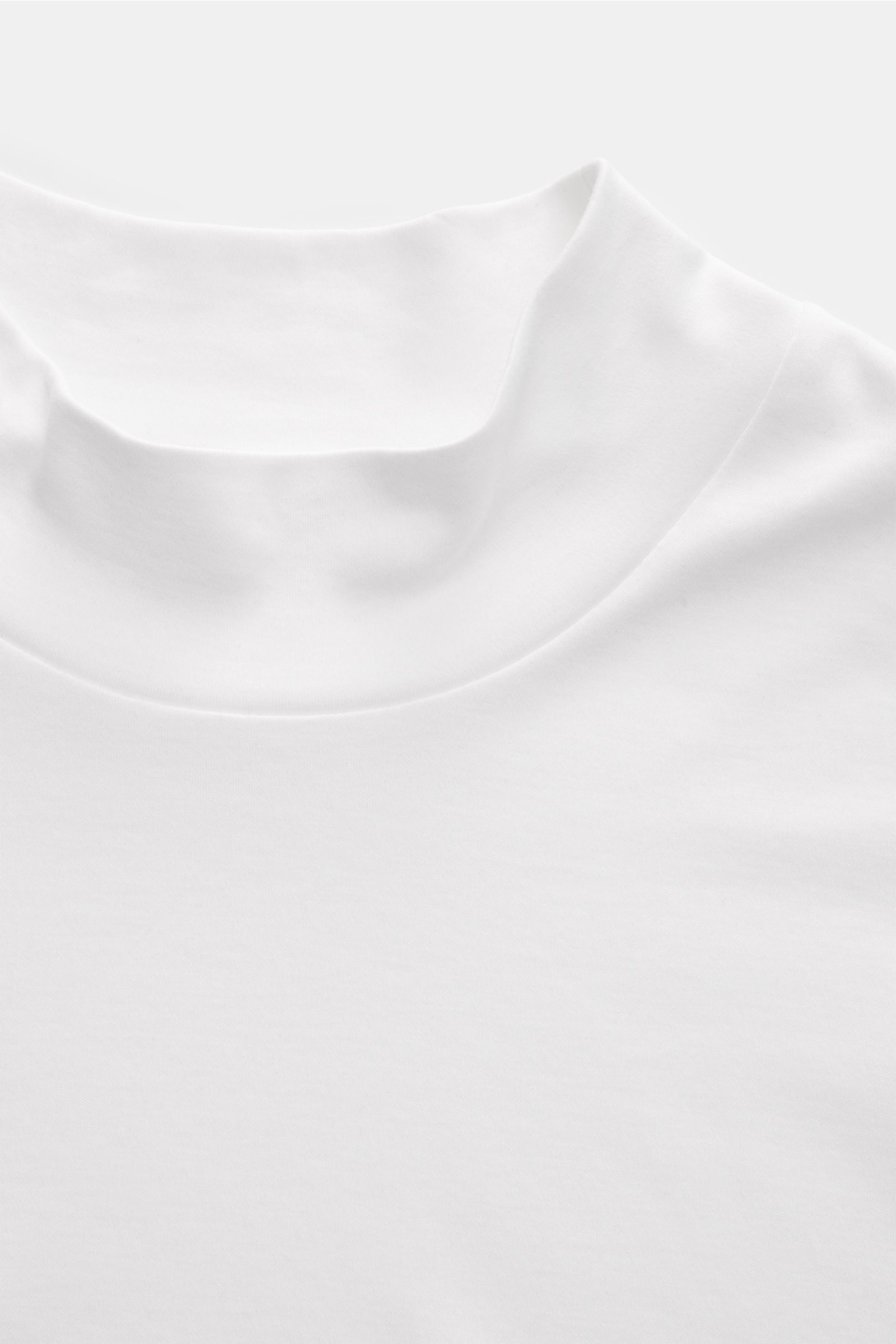 Stefan Brandt Longsleeve 'Eli' weiß, Slim Fit, aus weichem Pima-Baumwoll-Jersey mit Stehkragen, Nahaufnahme von oben.