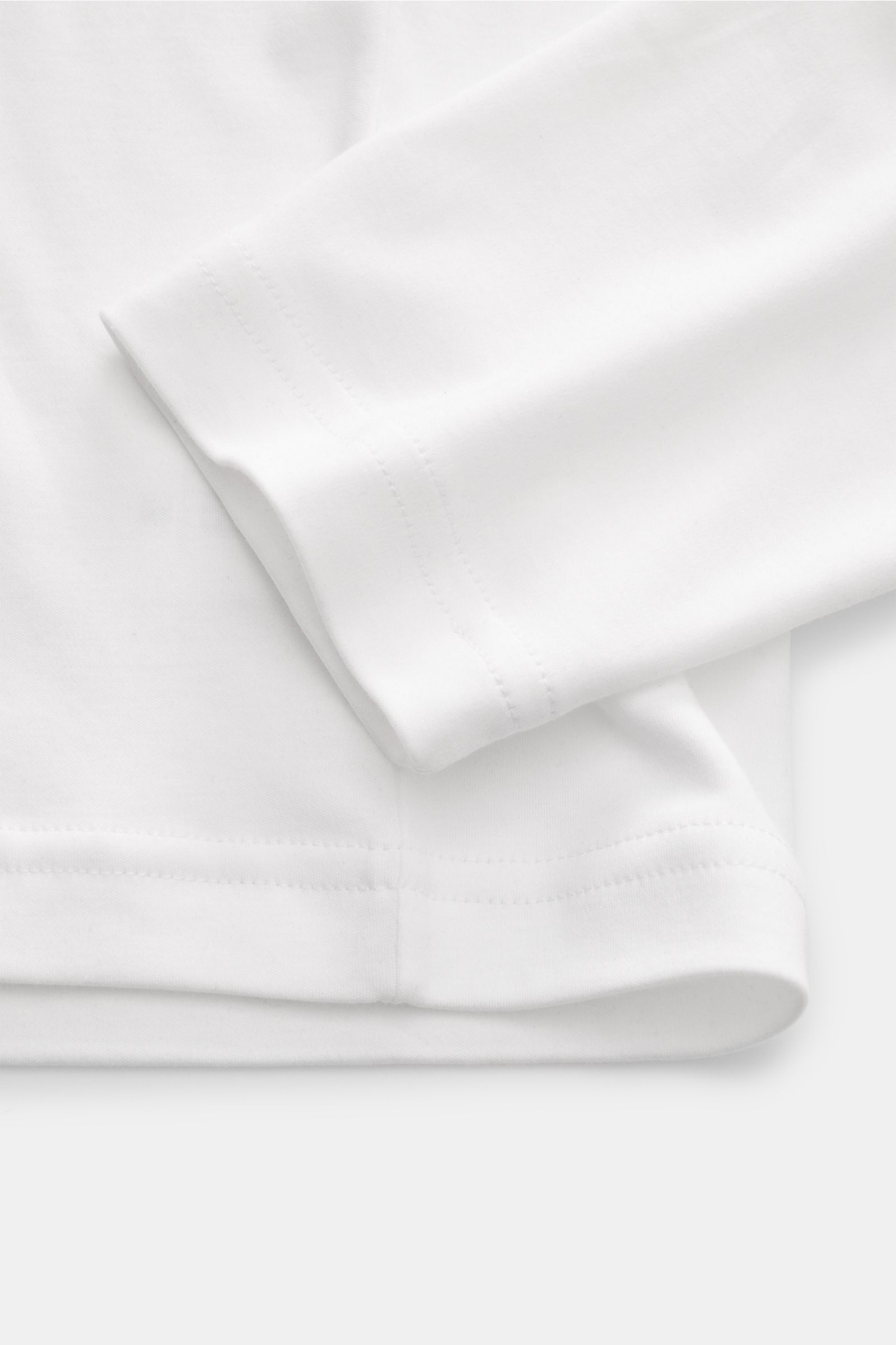 Nahaufnahme des Stefan Brandt Longsleeve 'Eli' weiß aus Jersey reiner Pima-Baumwolle mit Stehkragen, Slim Fit und weichem Griff, fotografiert von schräg oben.