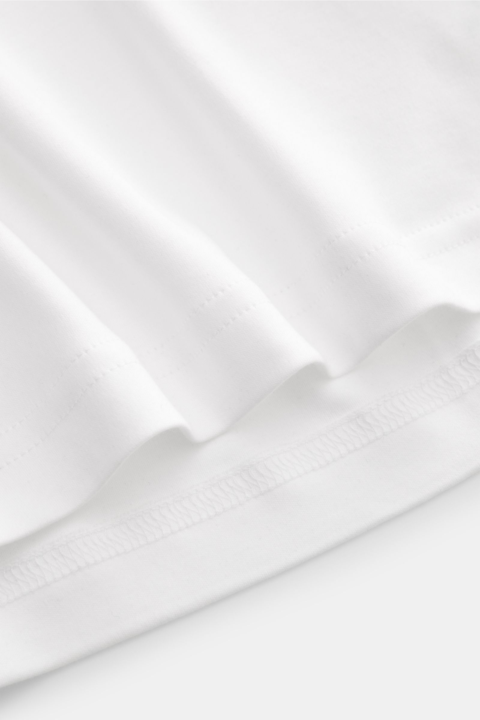 Stefan Brandt Longsleeve 'Eli' weiß, Detailaufnahme der Saumnaht aus weichem Pima-Baumwoll-Jersey mit Stehkragen, Slim Fit.