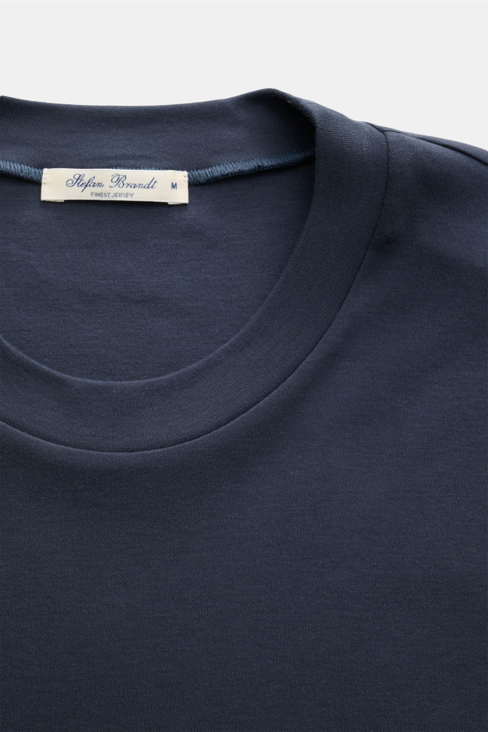 Nahaufnahme des Stefan Brandt Rundhals-Longsleeve 'Sea Island Eli' dunkelblau mit Rundhalsausschnitt, Slim Fit und weichem Jersey aus reiner Sea-Island-Baumwolle.