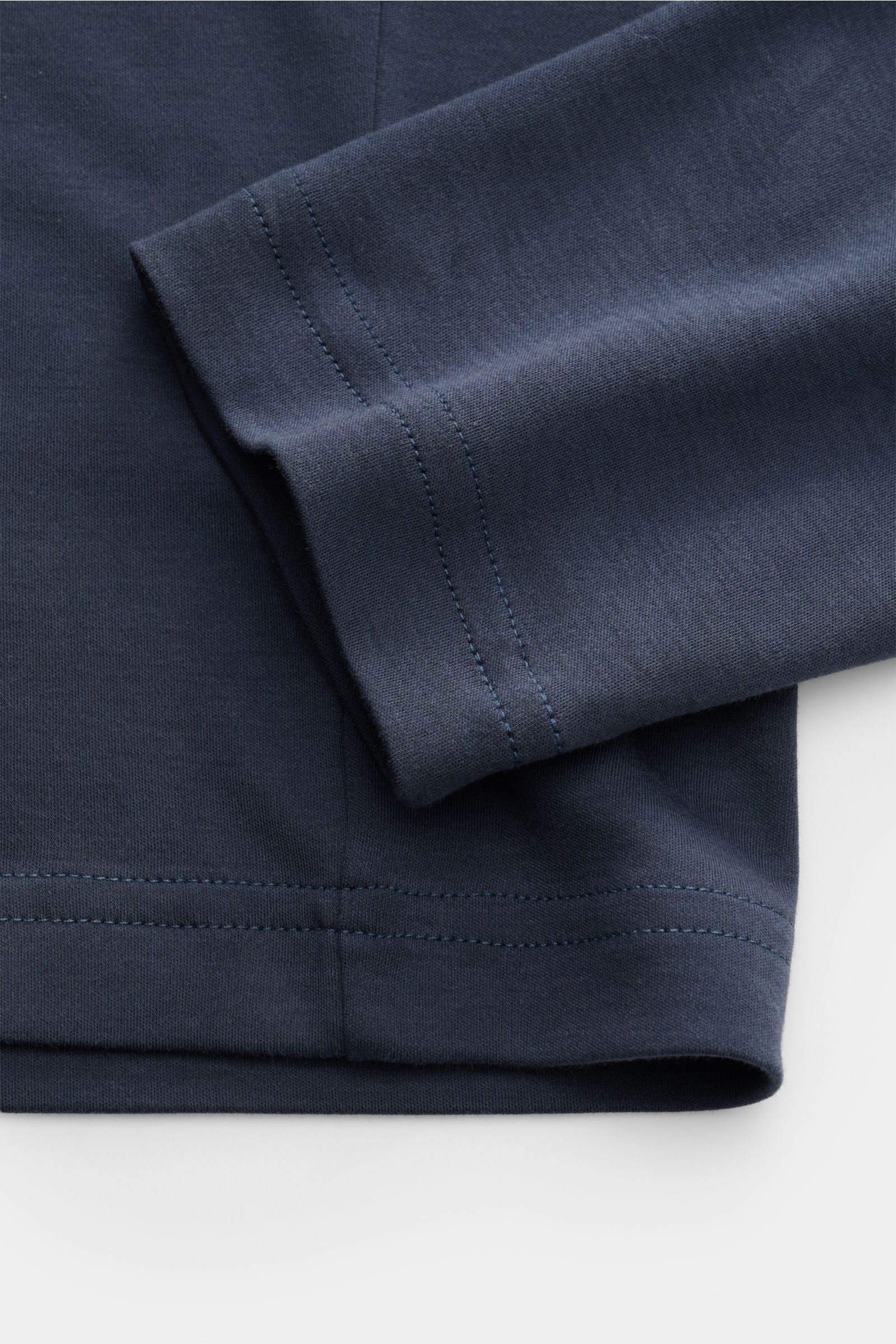 Stefan Brandt Rundhals-Longsleeve 'Sea Island Eli' dunkelblau, Slim Fit, weicher Jersey aus reiner Sea-Island-Baumwolle, Detailaufnahme Ärmel und Saum.