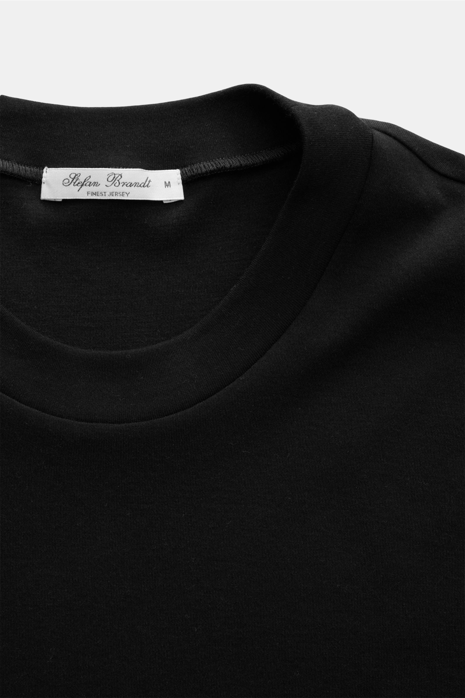 Stefan Brandt Rundhals-Longsleeve 'Sea Island Eli' schwarz, Slim Fit, weicher Jersey aus reiner Sea-Island-Baumwolle, Nahaufnahme von oben.