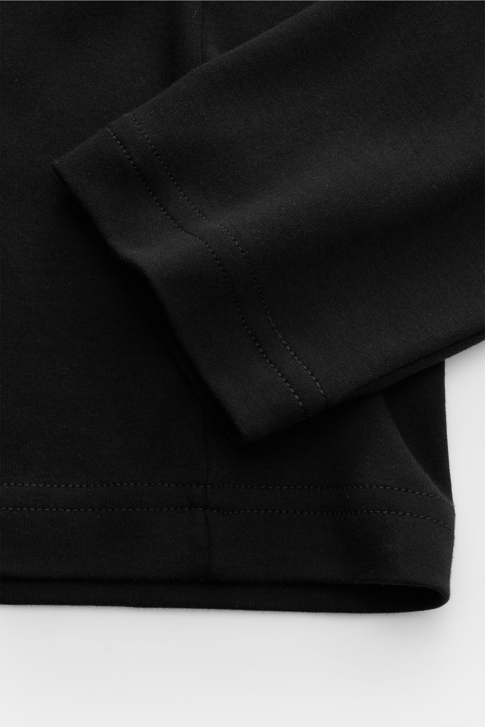 Schwarzes Stefan Brandt Rundhals-Longsleeve 'Sea Island Eli' Slim Fit aus weichem Sea-Island-Baumwoll-Jersey, Detailaufnahme Ärmel und Saum.