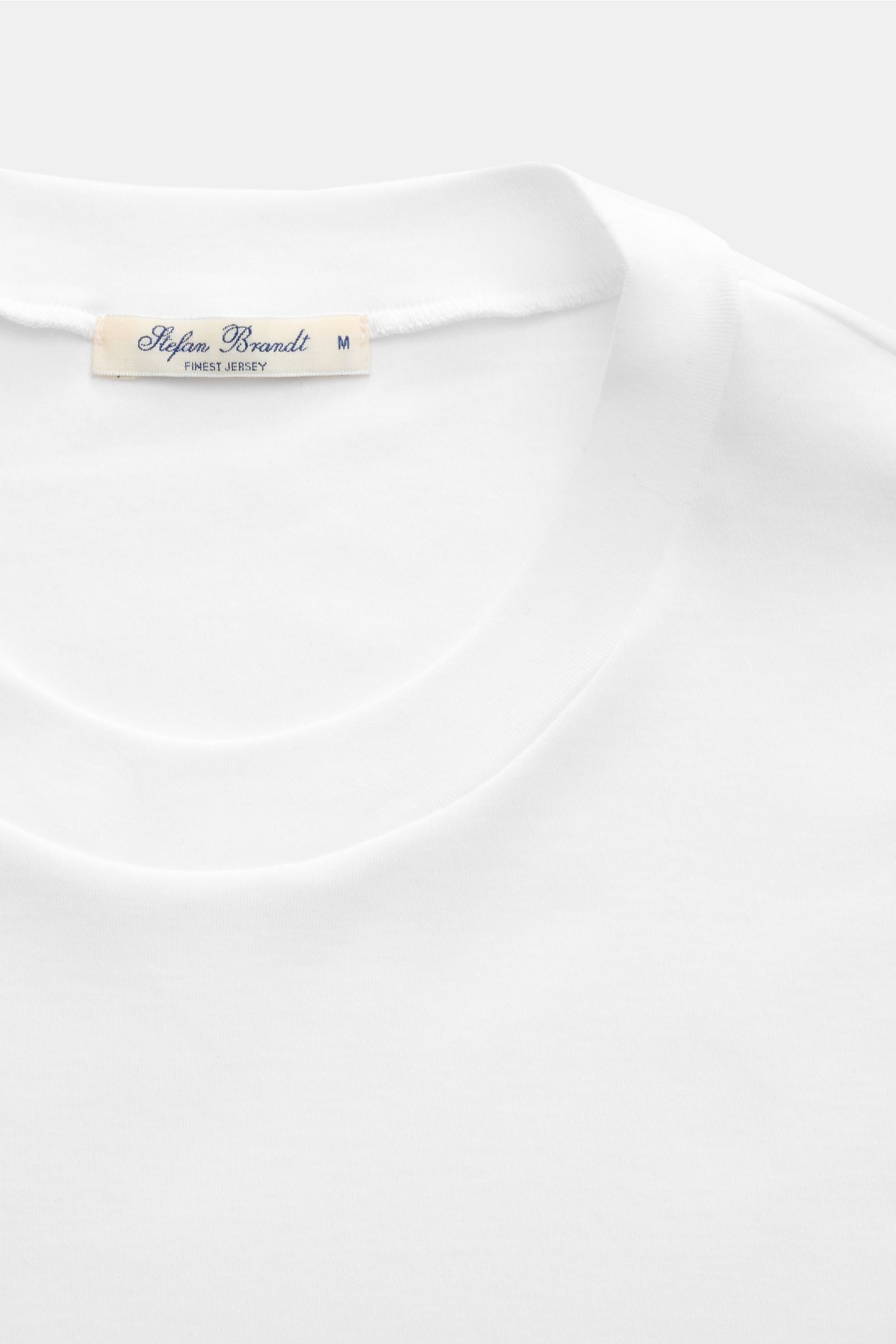 Nahaufnahme des weißen Stefan Brandt Rundhals-Longsleeve 'Sea Island Eli' aus feinstem Jersey, Slim Fit, weicher Griff, Rundhalsausschnitt, reine Sea-Island-Baumwolle.