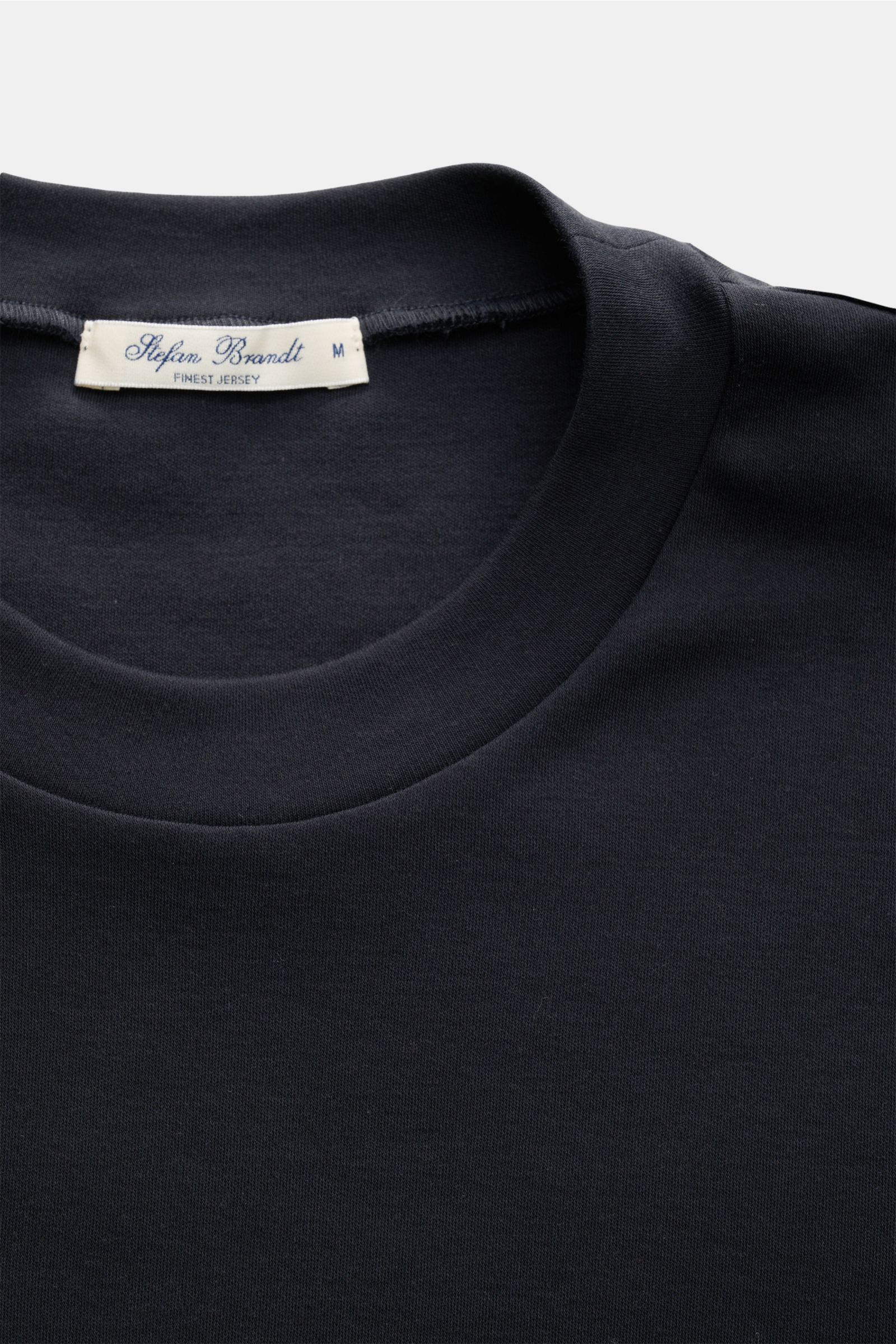 Nahaufnahme des Stefan Brandt Rundhals-Longsleeve 'Sea Island Eli' dark navy von oben, Jersey aus reiner Sea-Island-Baumwolle, sehr weich, Slim Fit, Rundhalsausschnitt.