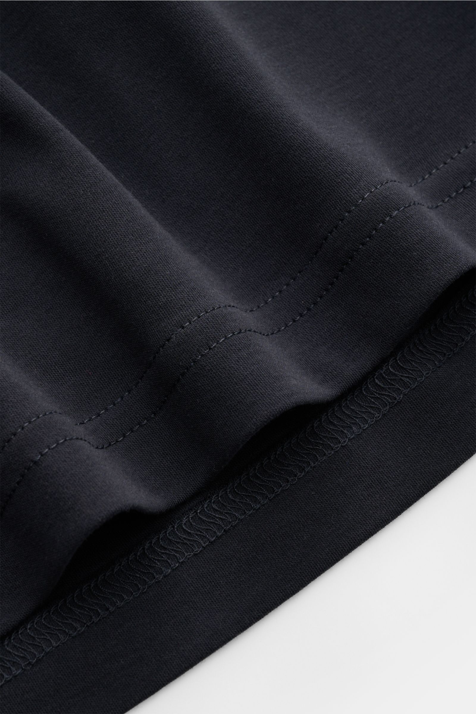 Nahaufnahme des Saums vom Stefan Brandt Rundhals-Longsleeve 'Sea Island Eli' dark navy, Slim Fit Jersey aus weicher Sea-Island-Baumwolle mit Rundhalsausschnitt.