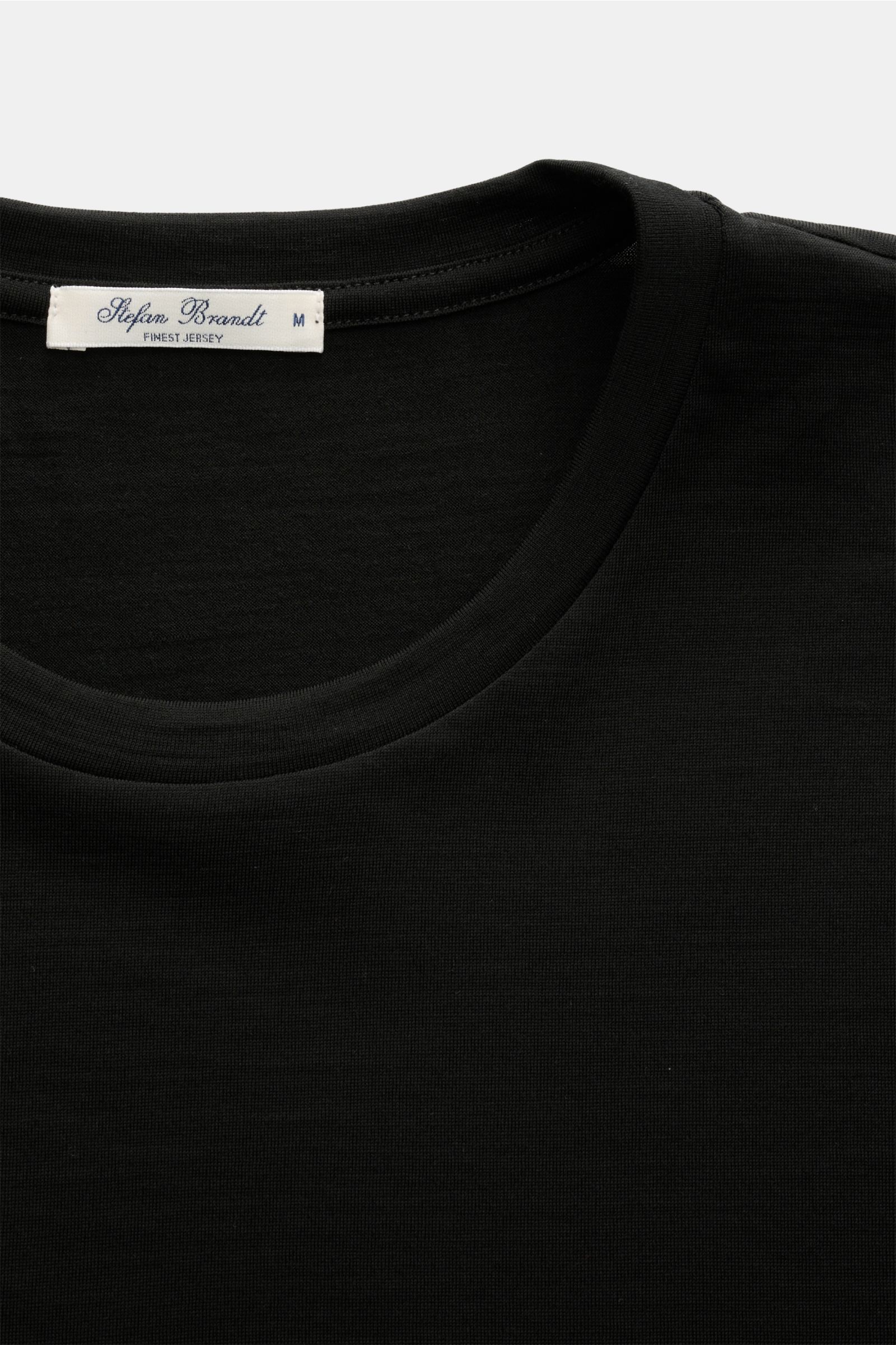 Close-up front view of Stefan Brandt Merino crew neck long sleeve 'Enno' black in pure merino wool, fine jersey, slim fit.

Description: With the long sleeve 'Enno' in super fine merino wool, STEFAN BRANDT presents a timeless essential for style conscious