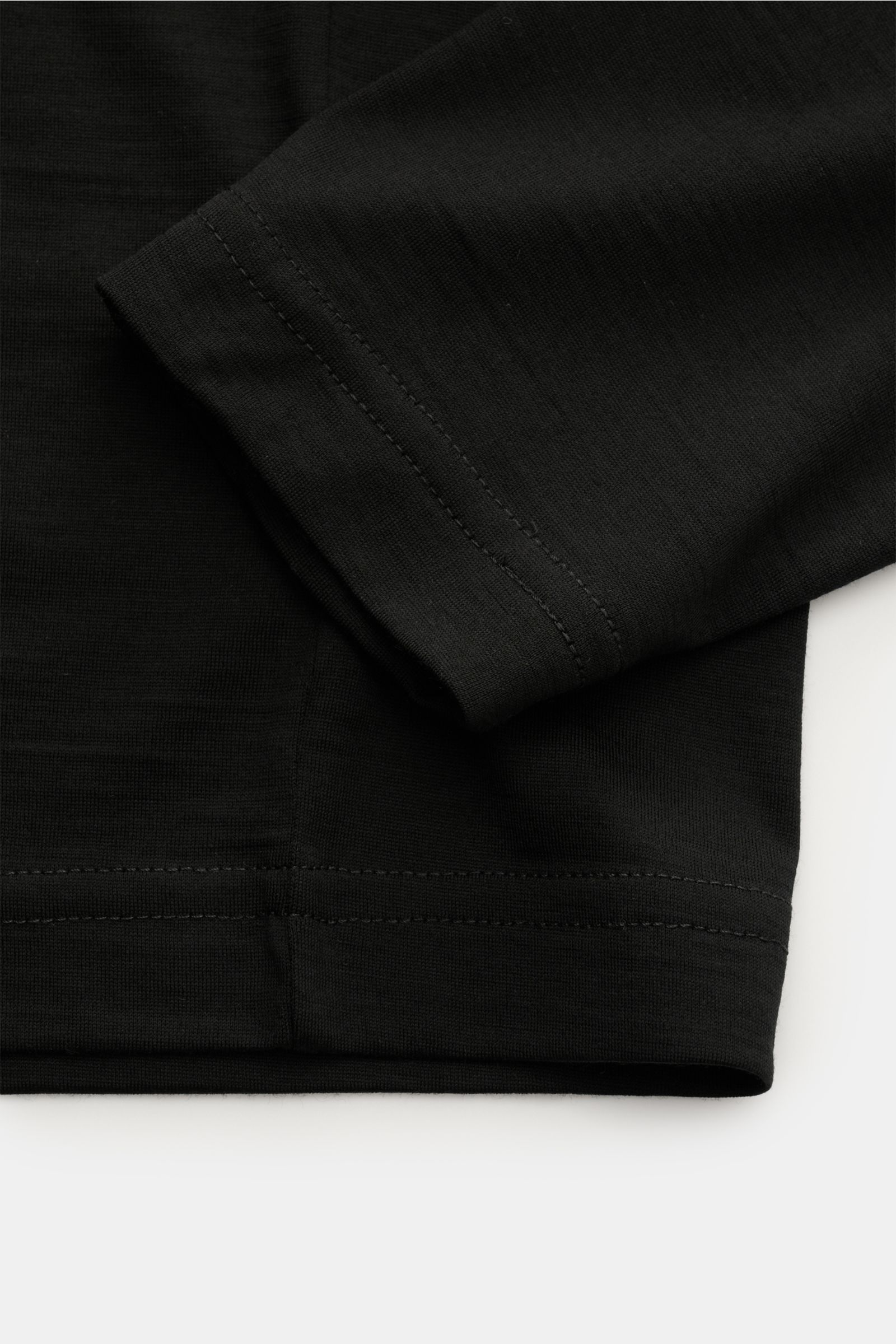 Close-up front angle of Stefan Brandt Merino crew neck long sleeve 'Enno' black showing fine jersey fabric, slim fit, and soft texture.

Description: With the long sleeve 'Enno' in super fine merino wool, STEFAN BRANDT presents a timeless essential for st