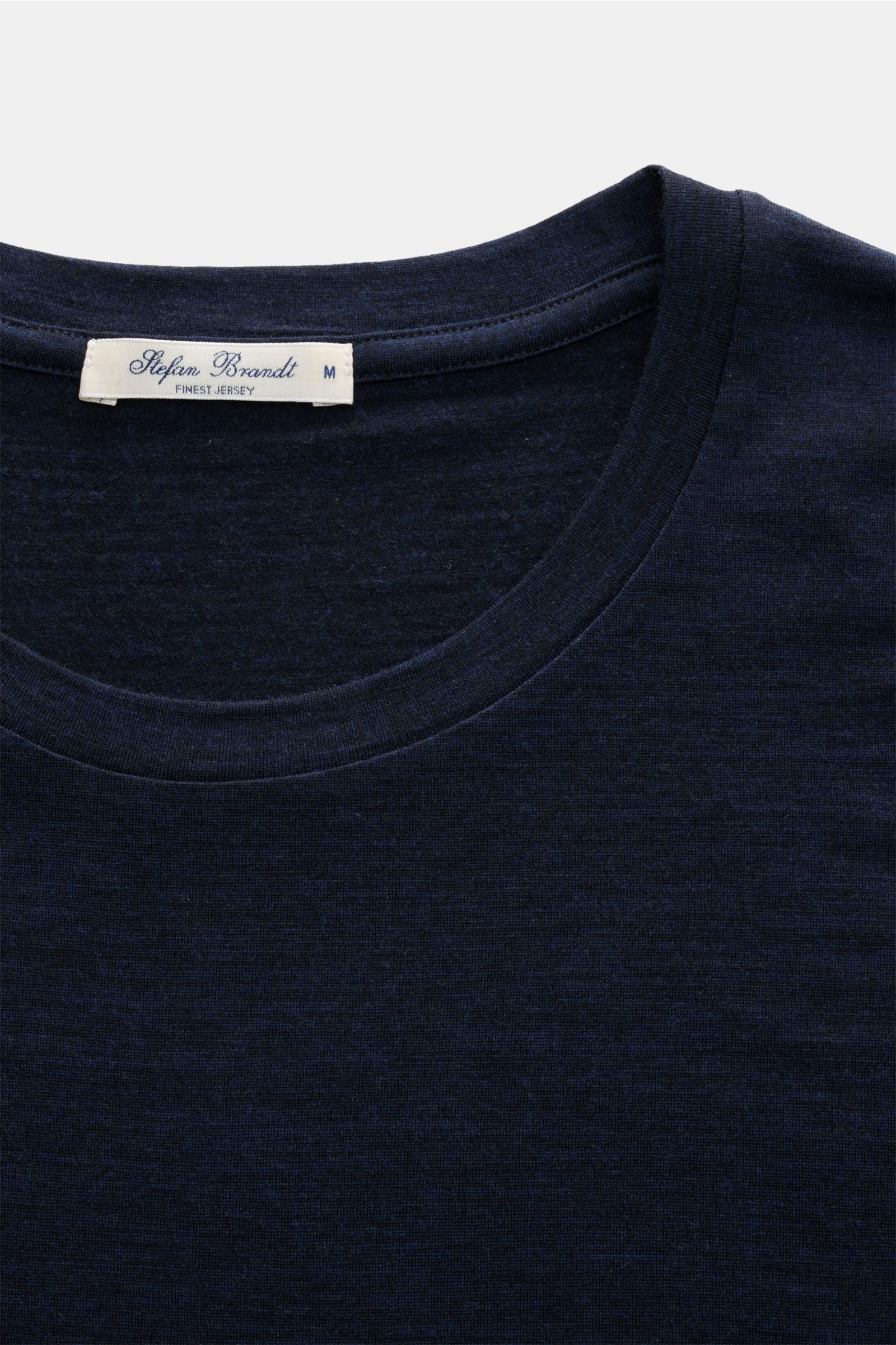 Close-up top view of Stefan Brandt Merino Rundhals-Longsleeve 'Enno' navy meliert showing fine jersey fabric and round neckline.

Description: STEFAN BRANDT präsentiert mit dem Longsleeve 'Enno' aus superfeiner Merinowolle ein zeitloses Essential für d