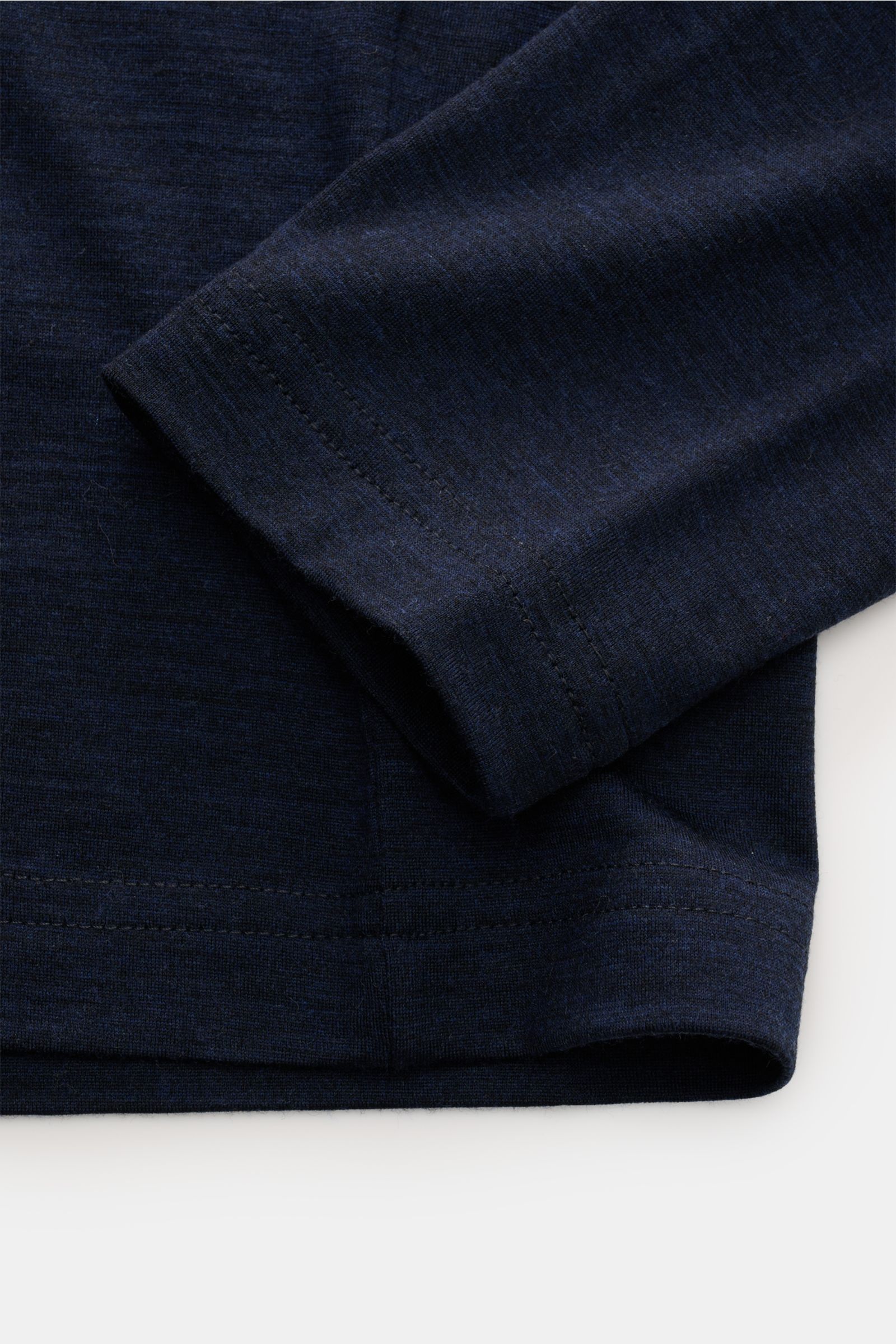 Close-up front view of Stefan Brandt Merino Rundhals-Longsleeve 'Enno' navy meliert showing fabric texture and sleeve hem, made of pure merino wool, fine jersey quality, soft smooth touch, slim fit, round neckline. STEFAN BRANDT präsentiert mit dem Lon