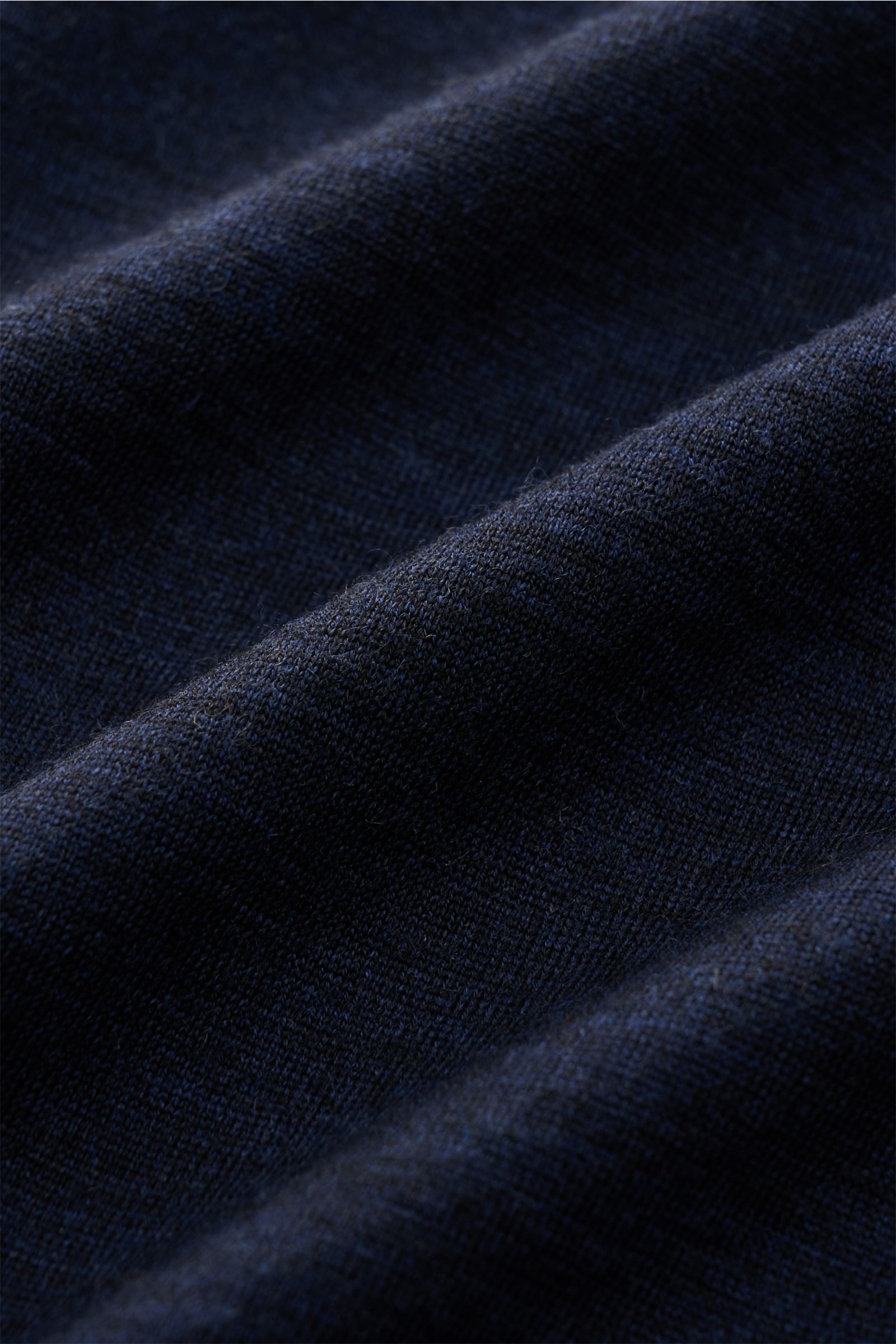 Close-up front view of navy meliert fabric texture of Stefan Brandt Merino Rundhals-Longsleeve 'Enno', pure merino wool, fine jersey, soft smooth feel, slim fit, round neckline. STEFAN BRANDT präsentiert mit dem Longsleeve 'Enno' aus superfeiner Merino