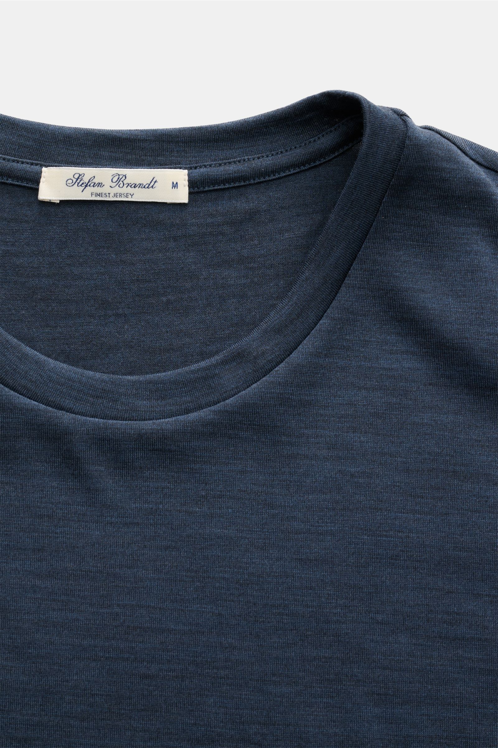 Close-up front view of Stefan Brandt Merino crew neck long sleeve 'Enno' dark blue mottled, made of pure merino wool with fine jersey fabric, soft, smooth feel, slim fit, and crew neck.