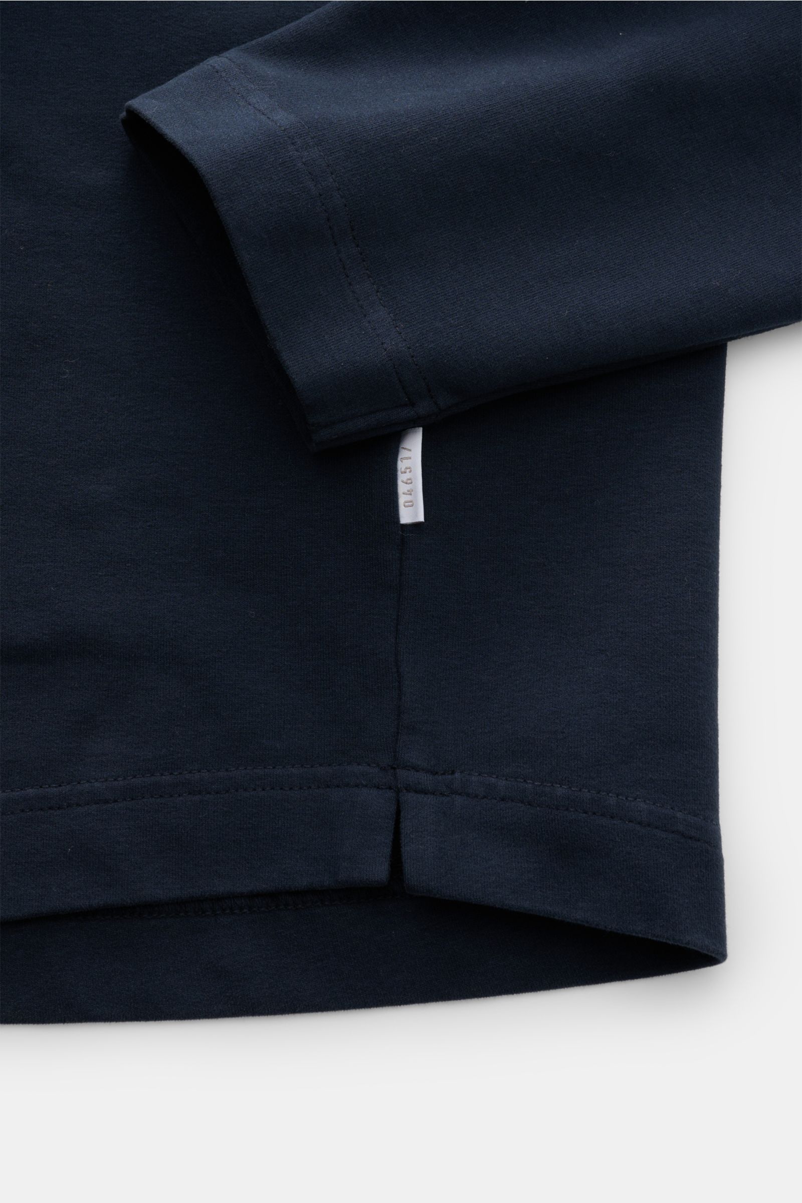 04651/ A trip in a bag Rundhals-Longsleeve 'If Tee' navy, Detailaufnahme Saum und Ärmel, Jersey aus elastischer Baumwolle, weicher Griff, Oversized Fit, Weblabel in der Seitennaht.