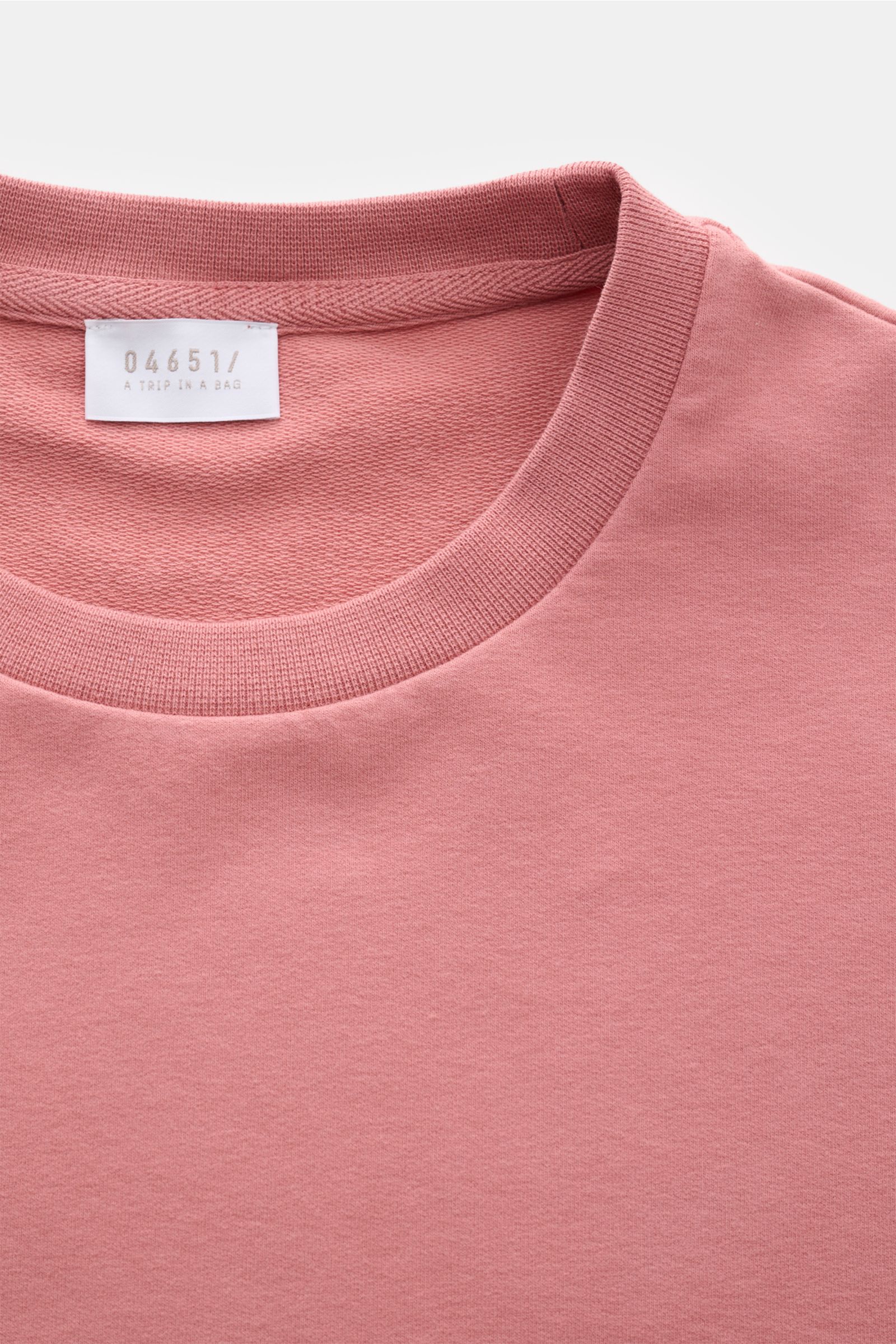 04651/ A trip in a bag Rundhals-Longsleeve 'If Tee' altrosa, Nahaufnahme von Rundhalsausschnitt, elastische Baumwolle, weicher Griff, Oversized Fit, Weblabel.