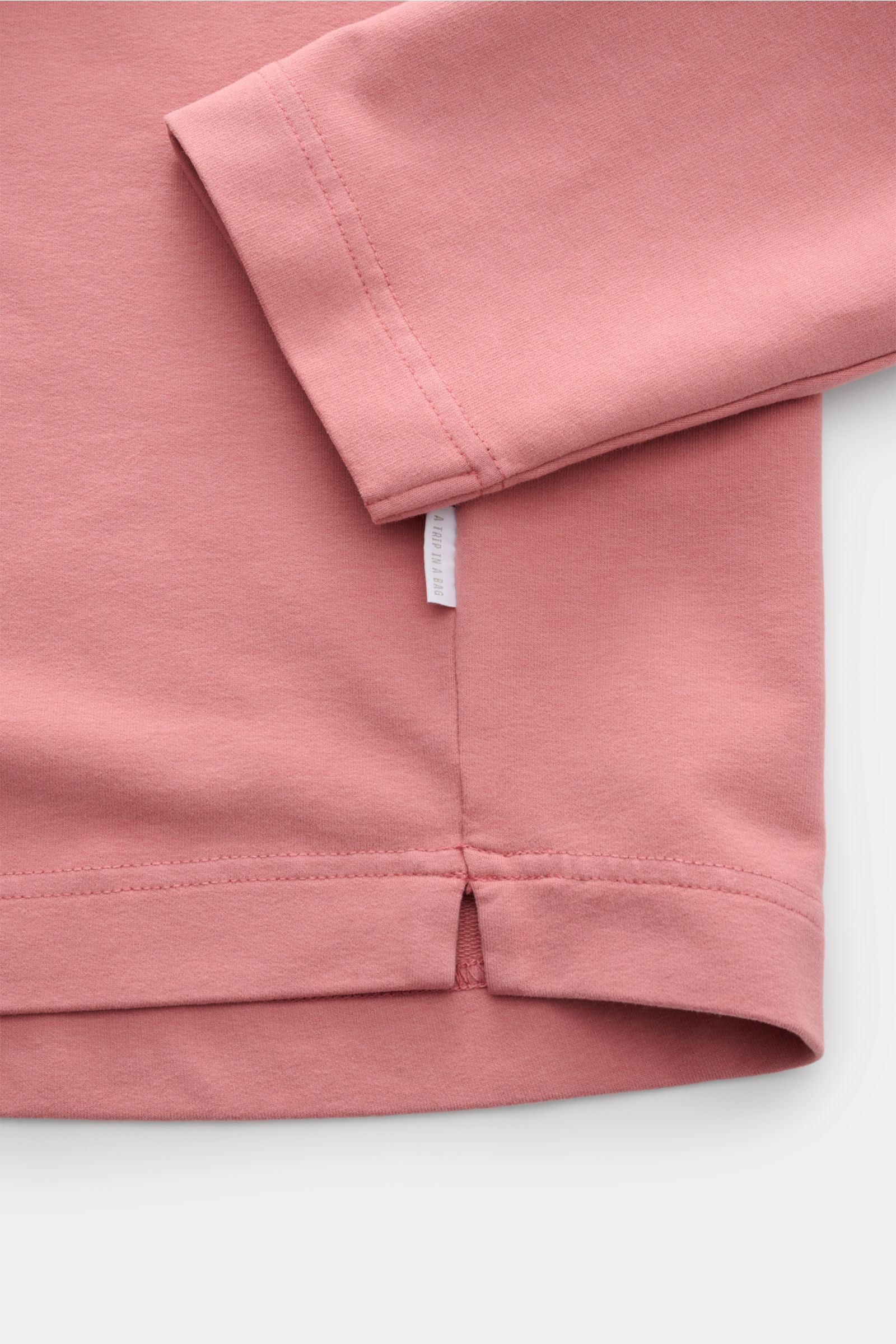 04651/ A trip in a bag Rundhals-Longsleeve 'If Tee' altrosa in Nahaufnahme von Ärmel und Saum, Jersey aus elastischer Baumwolle, Oversized Fit.