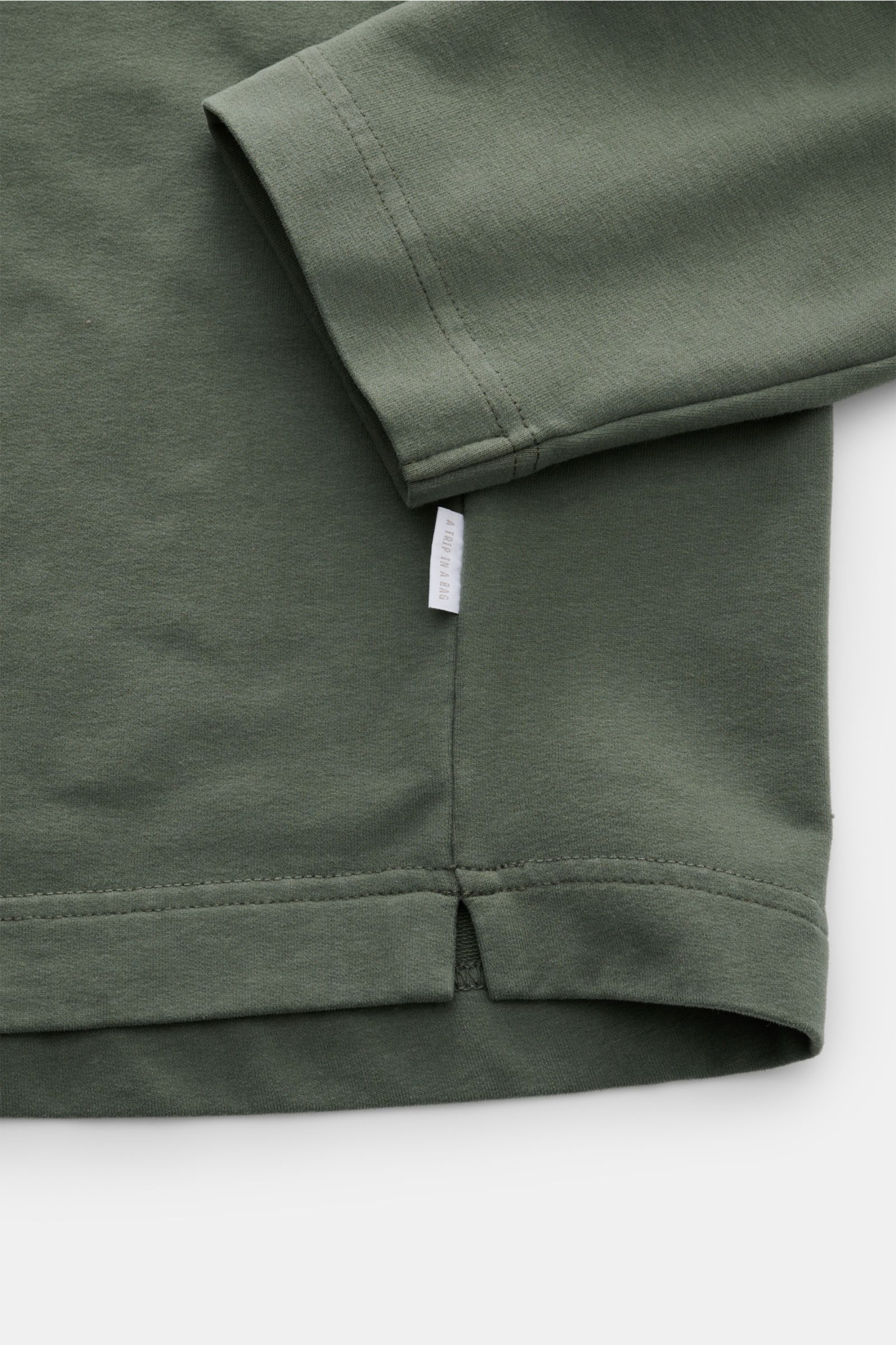 04651/ A trip in a bag Rundhals-Longsleeve 'If Tee' graugrün, Detailansicht Saum & Ärmel, elastischer Baumwoll-Jersey, Oversized Fit, Weblabel.