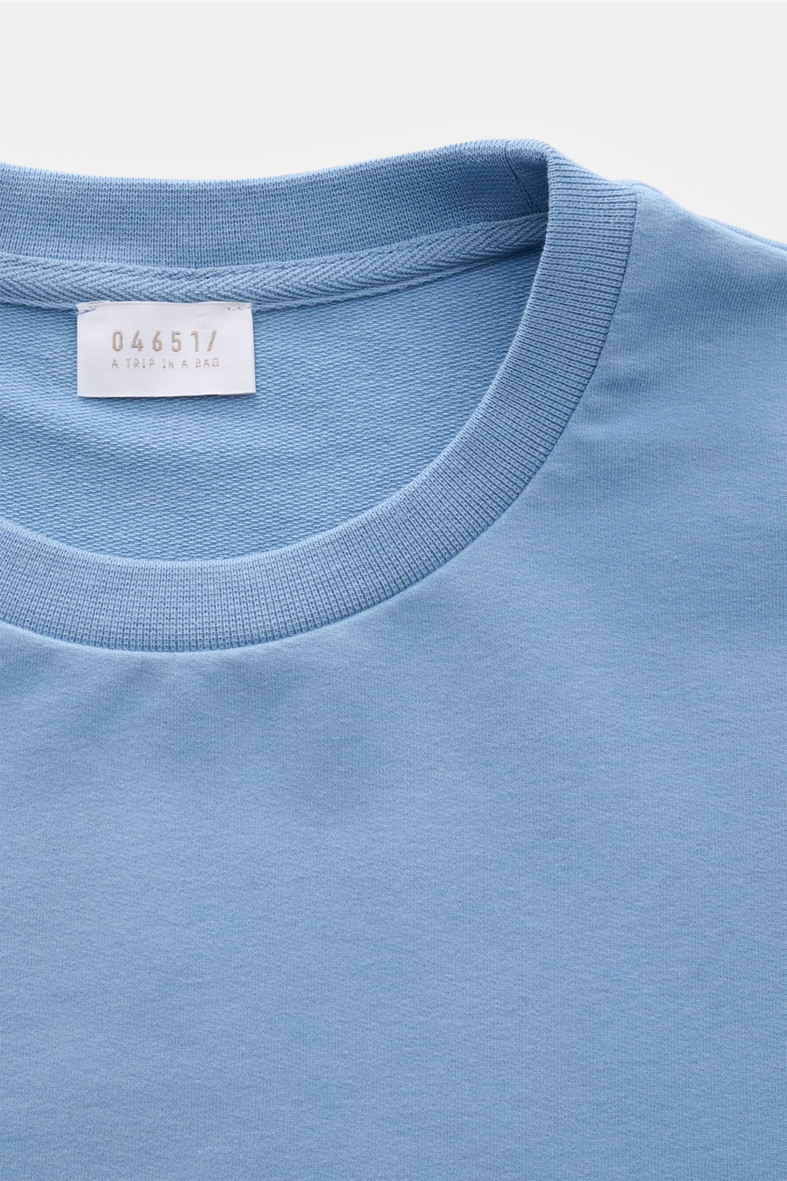 04651/ A trip in a bag Rundhals-Longsleeve 'If Tee' rauchblau, Detailaufnahme von oben, elastischer Baumwolljersey, weicher Griff, Oversized Fit, Weblabel in Seitennaht.