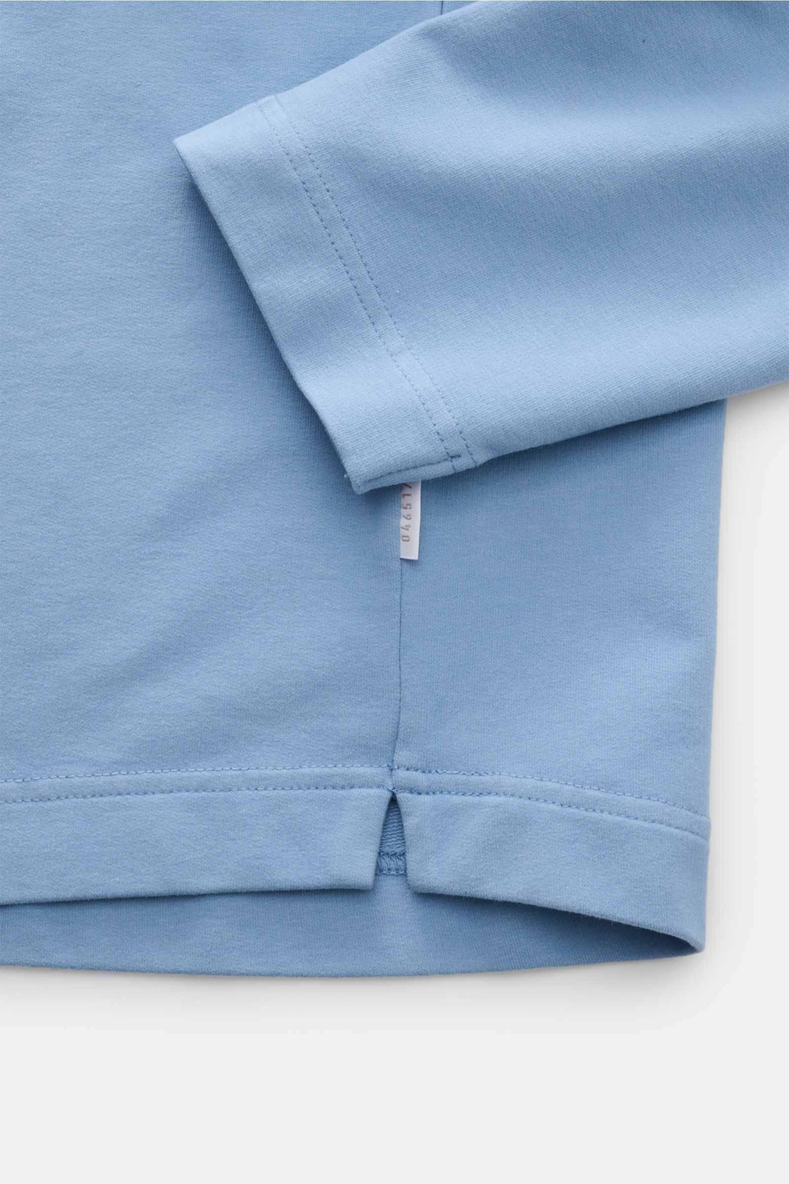 Detailaufnahme von Ärmel- und Saumabschluss des 04651/ A trip in a bag Rundhals-Longsleeve 'If Tee' rauchblau aus elastischer Baumwolle, weichem Griff, schwerer Qualität, Oversized Fit mit Rundhalsausschnitt und Weblabel in der Seitennaht.