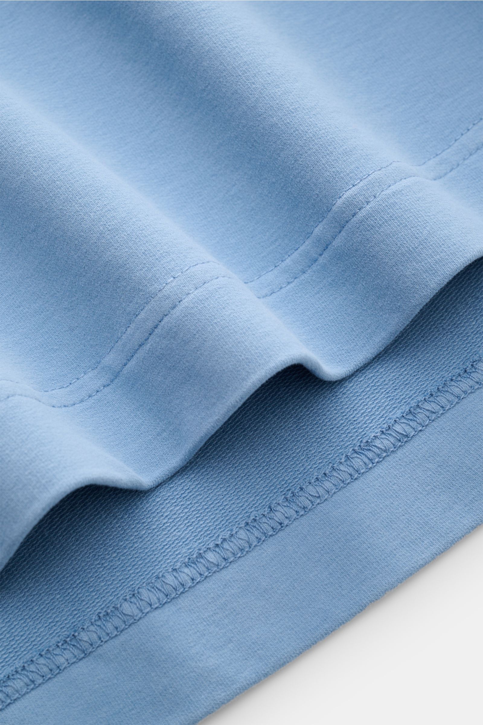 04651/ A trip in a bag Rundhals-Longsleeve 'If Tee' rauchblau Nahaufnahme Saum mit weichem, elastischem Baumwoll-Jersey in schwerer Qualität und Oversized Fit.