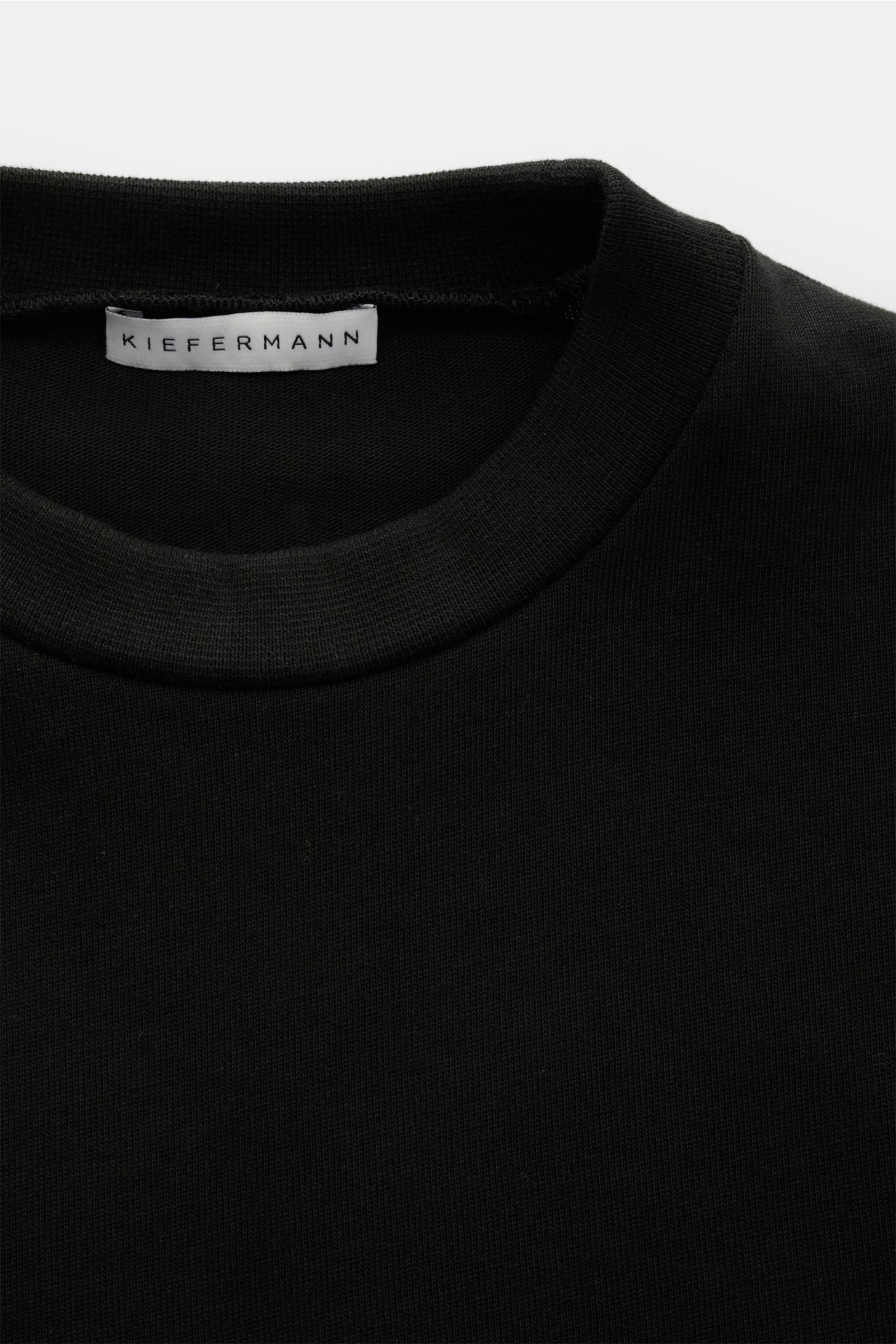 Close-up front view of Kiefermann Crew neck long sleeve 'Zareius' black, showing the crew neck and fabric texture.

Description: Pared down to the essentials but still stylish: The long sleeve 'Zareius' by KIEFERMANN is made of heavy cotton jersey with a 
