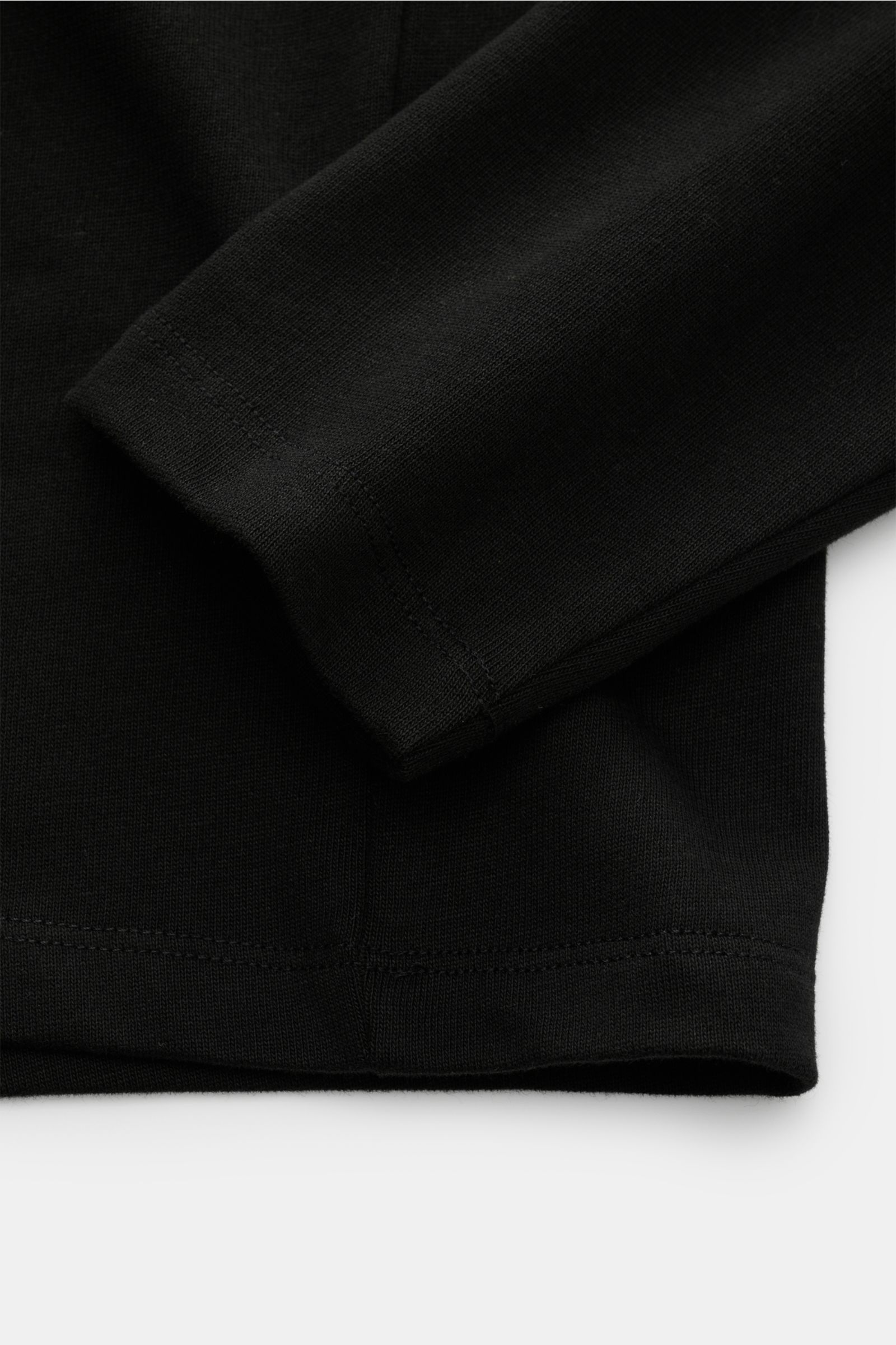 Close-up view of the sleeve and hem of the Kiefermann Crew neck long sleeve 'Zareius' black, made of heavy cotton jersey with a soft peach effect and slim fit.

Description:  
Pared down to the essentials but still stylish: The long sleeve 'Zareius' by KI