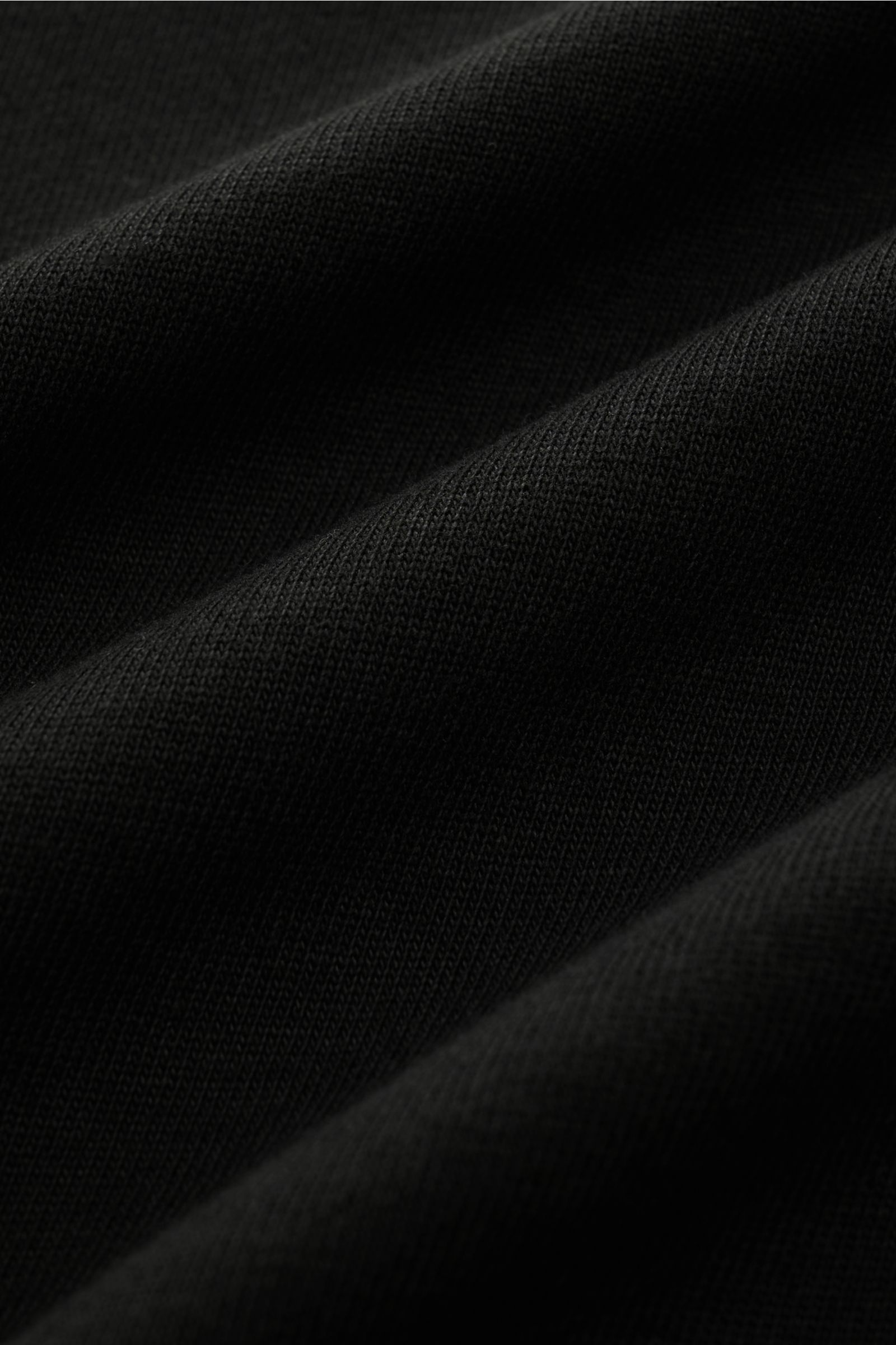 Close-up view of black fabric texture showing fine knit detail of Kiefermann Crew neck long sleeve 'Zareius' black.

Description: Pared down to the essentials but still stylish: The long sleeve 'Zareius' by KIEFERMANN is made of heavy cotton jersey with a