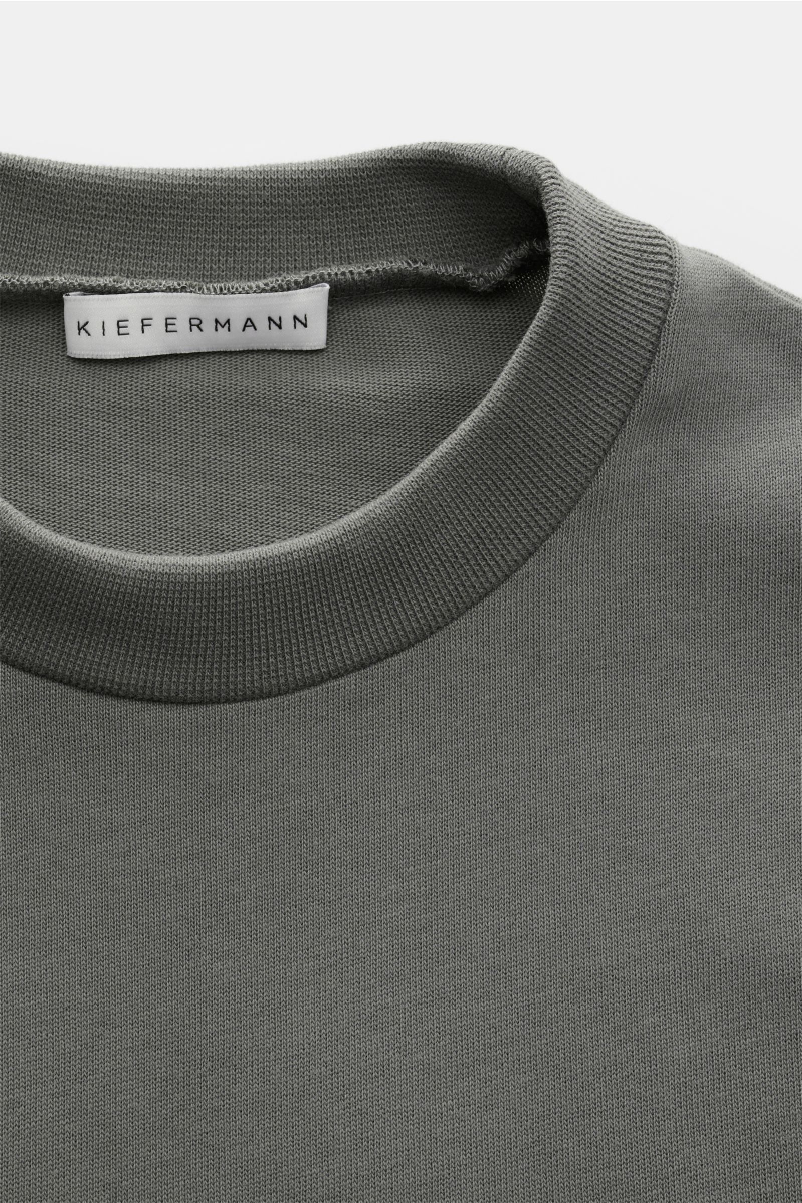 Nahaufnahme des Kiefermann Rundhals-Longsleeve 'Zareius' grau aus schwerem Baumwolljersey mit Soft-Peacheffekt, Slim Fit, Rundhalsausschnitt.