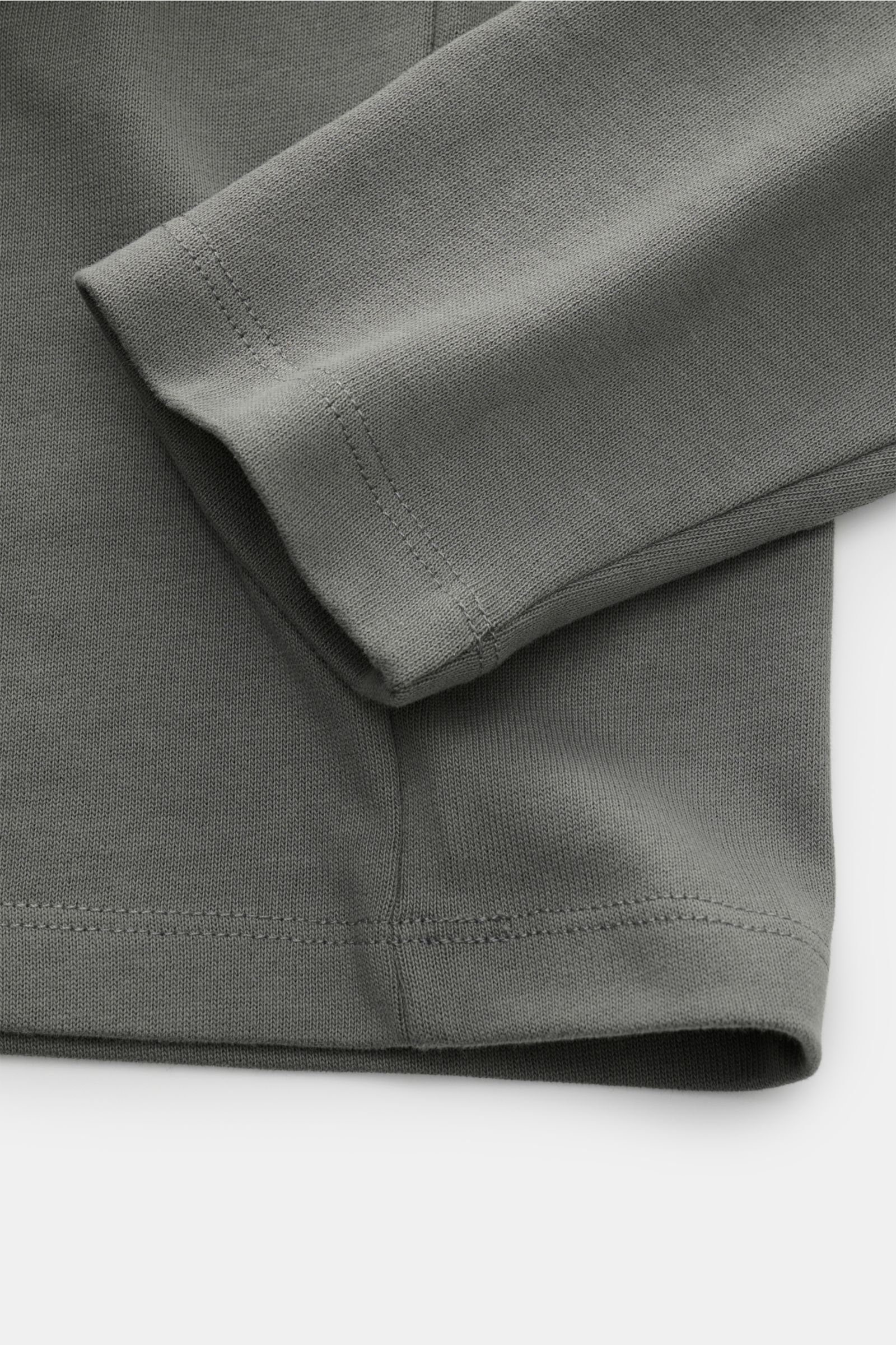 Kiefermann Rundhals-Longsleeve 'Zareius' grau, Detailaufnahme von Ärmel und Saum aus schwerem Baumwolljersey mit softem Peacheffekt, Slim Fit.