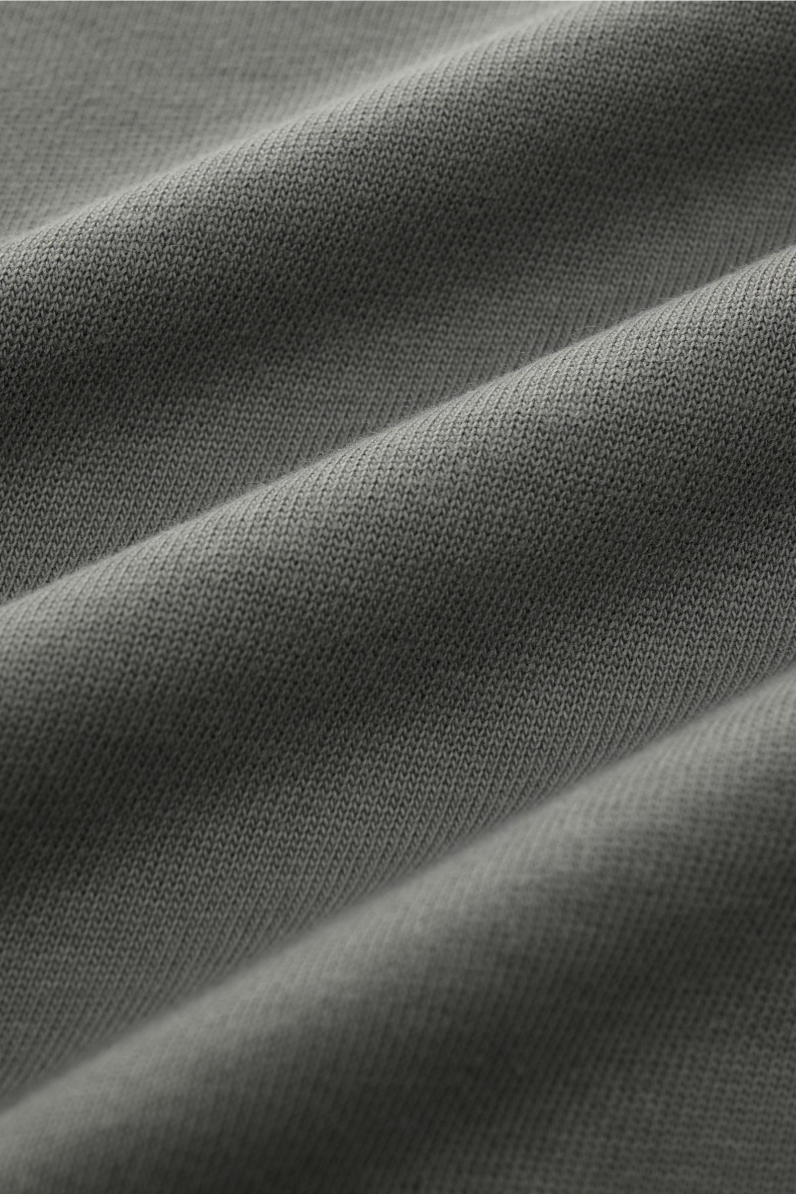 Nahaufnahme des grauen Kiefermann Rundhals-Longsleeve 'Zareius' aus schwerem Baumwolljersey mit softem Peacheffekt und Slim Fit.