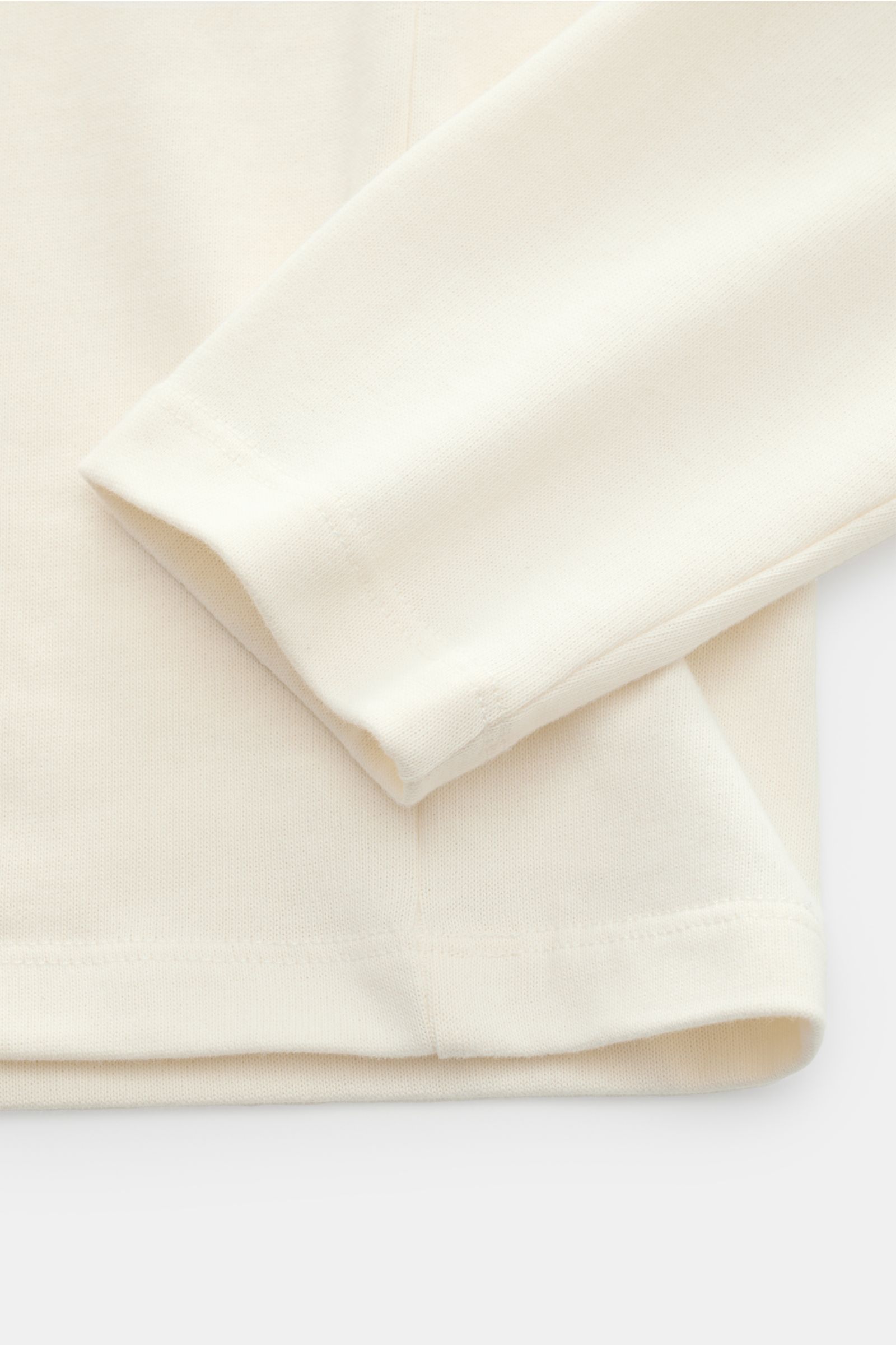 Close-up front view of the Kiefermann Crew neck long sleeve 'Zareius' off-white, showing heavy cotton jersey fabric and slim fit. Pared down to the essentials but still stylish: The long sleeve 'Zareius' by KIEFERMANN is made of heavy cotton jersey with a