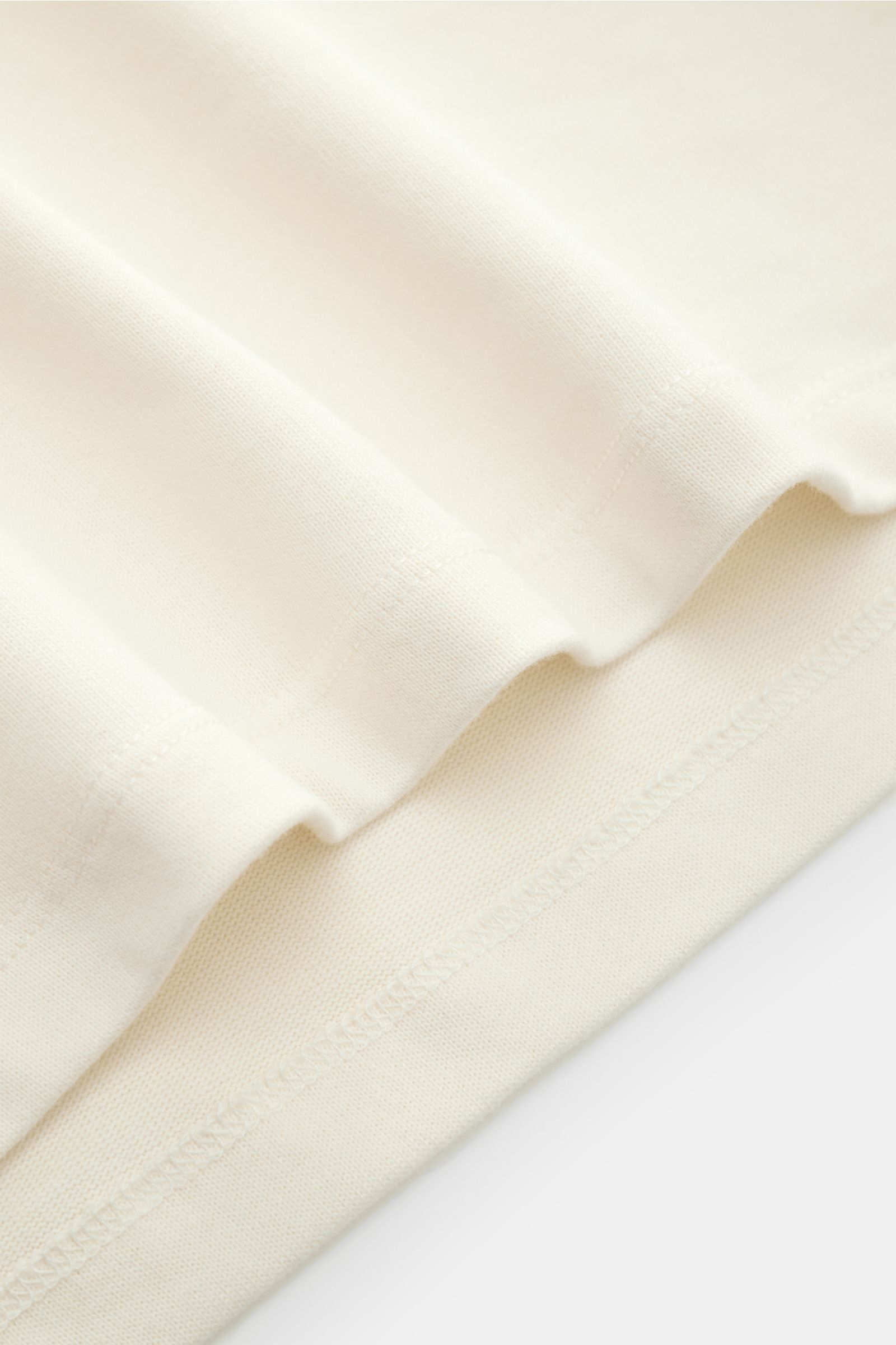 Close-up front view of the Kiefermann Crew neck long sleeve 'Zareius' off-white showing heavy cotton jersey fabric with soft peach effect and stitching details.

Description: 
Pared down to the essentials but still stylish: The long sleeve 'Zareius' by