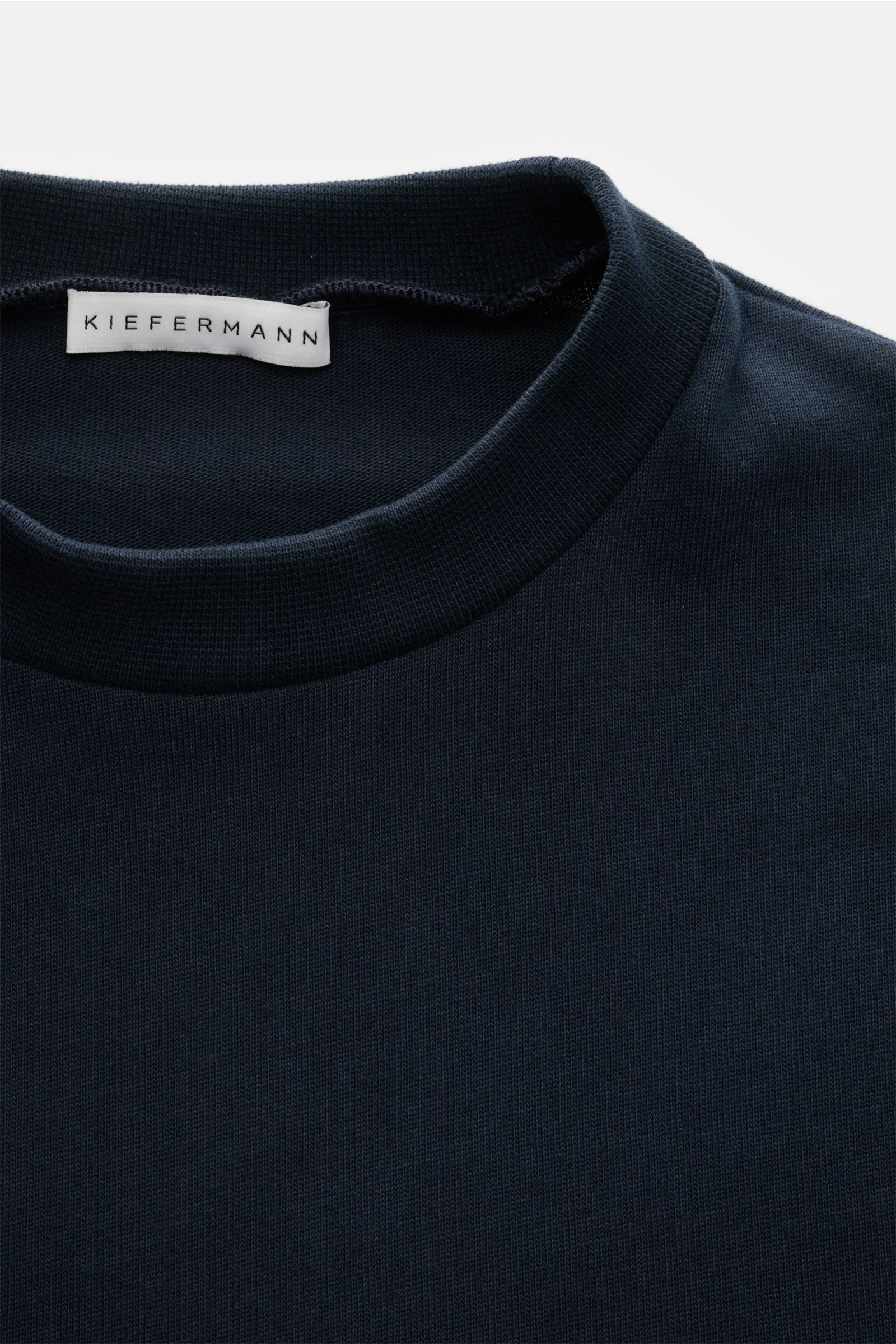 Nahaufnahme des Kiefermann Rundhals-Longsleeve 'Zareius' navy aus schwerem Baumwolljersey mit softem Peacheffekt und Slim Fit, von oben fotografiert.