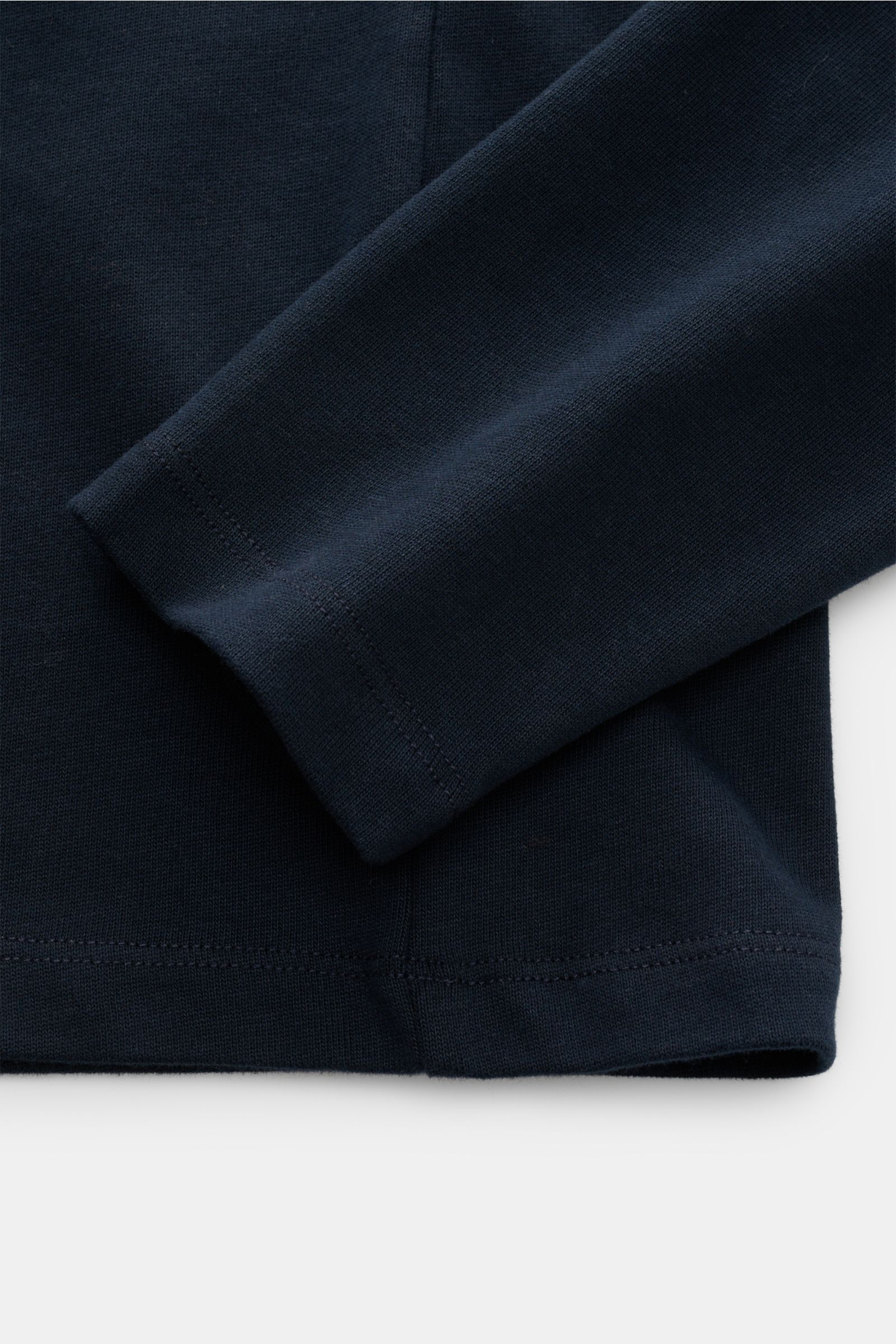 Nahaufnahme des Kiefermann Rundhals-Longsleeve 'Zareius' navy in Slim Fit, aus schwerem Baumwolljersey mit softem Peacheffekt, Ansicht von Ärmel und Saum.