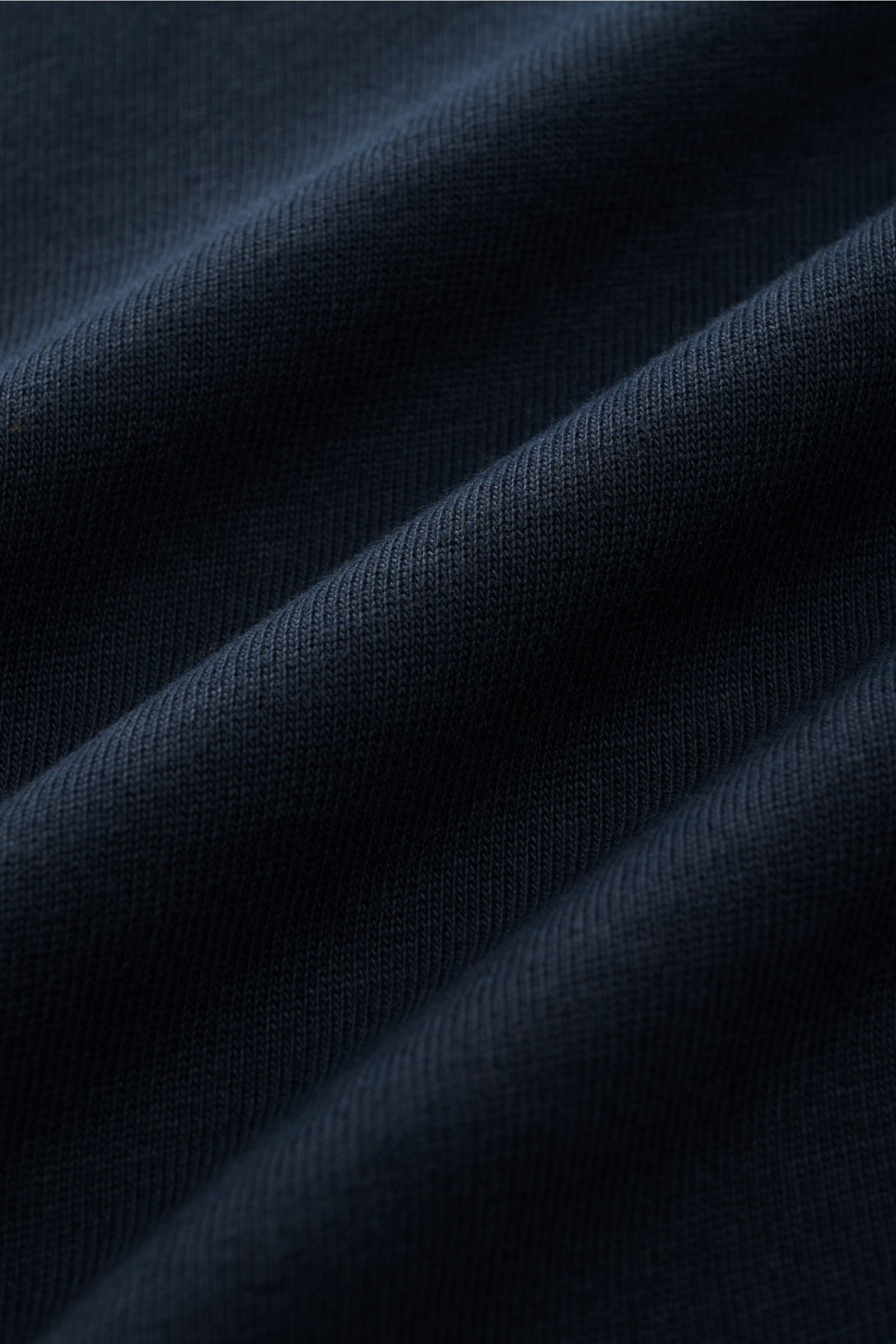 Kiefermann Rundhals-Longsleeve 'Zareius' navy in Nahaufnahme, schwerer Baumwolljersey mit softem Peacheffekt, Slim Fit, weicher Griff.