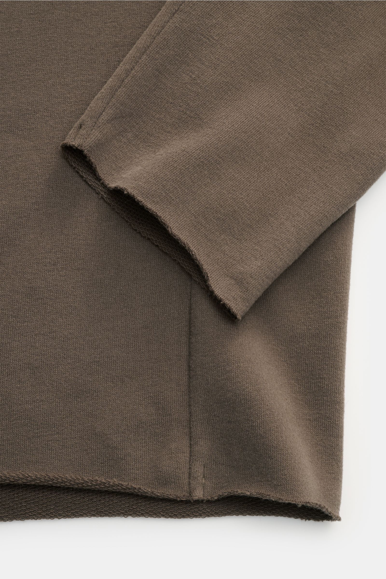 Nahaufnahme von Ärmel und Saum des Kiefermann Rundhals-Longsleeve 'Frankon' dark olive, leichter Baumwoll-Sweat, Slim Fit, offene rollierte Kanten, Rückenteilnaht.