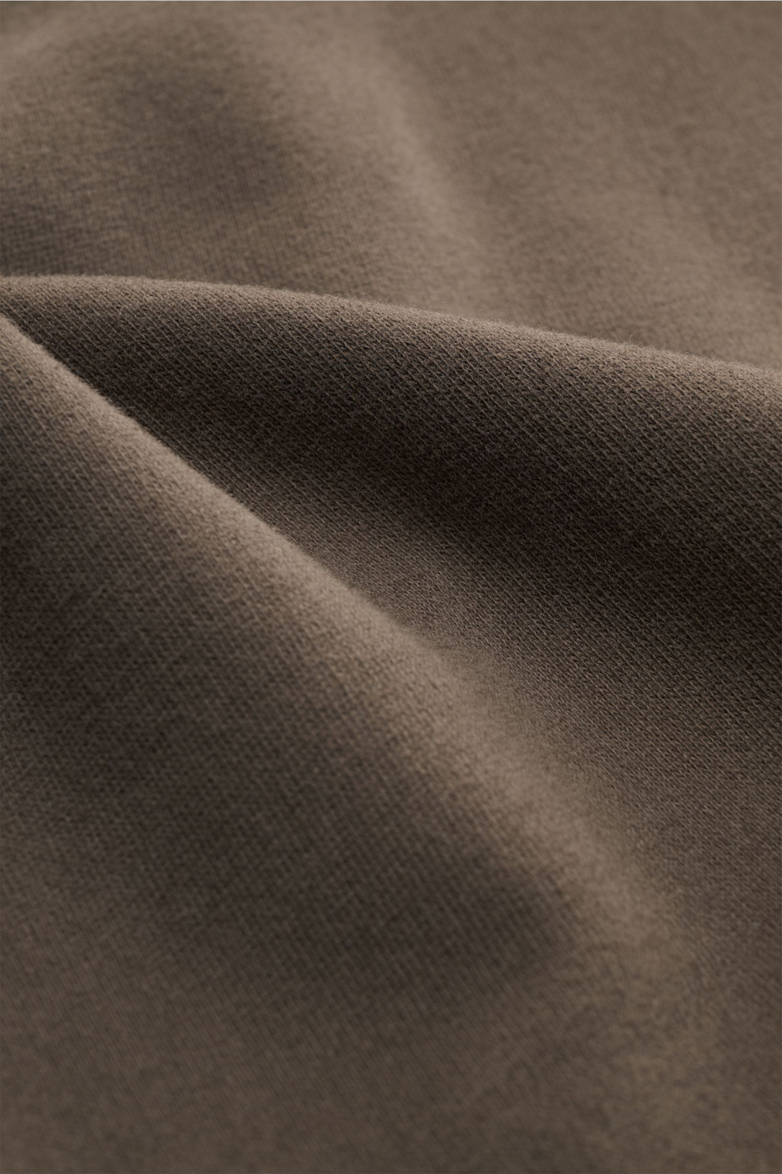 Makroaufnahme des Stoffes eines Kiefermann Rundhals-Longsleeve 'Frankon' dark olive, leichter Baumwoll-Sweat mit softem Griff.