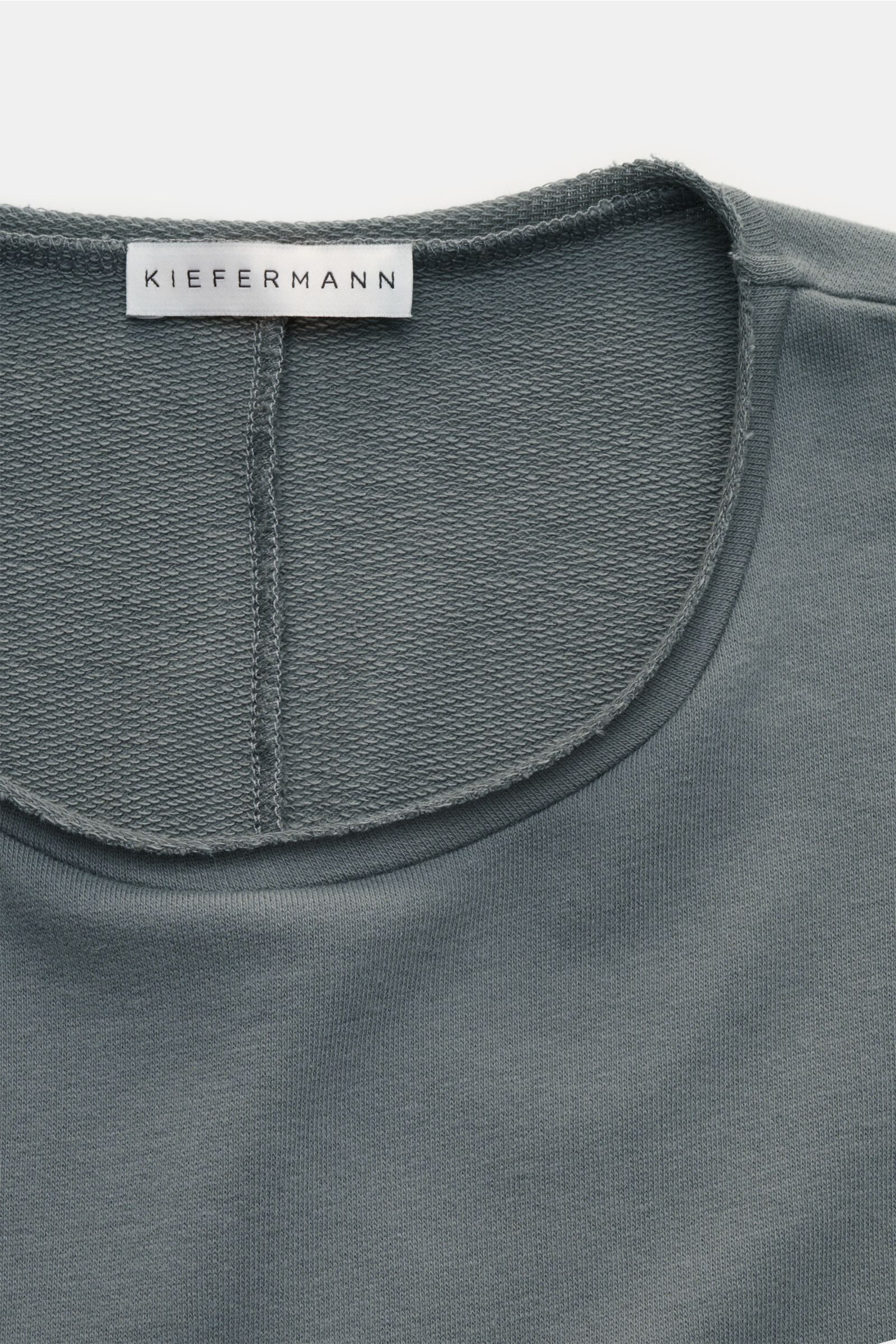Nahaufnahme des Kiefermann Rundhals-Longsleeve 'Frankon' graublau von oben mit offenem, rolliertem Saum und Rückenteilungsnaht.
