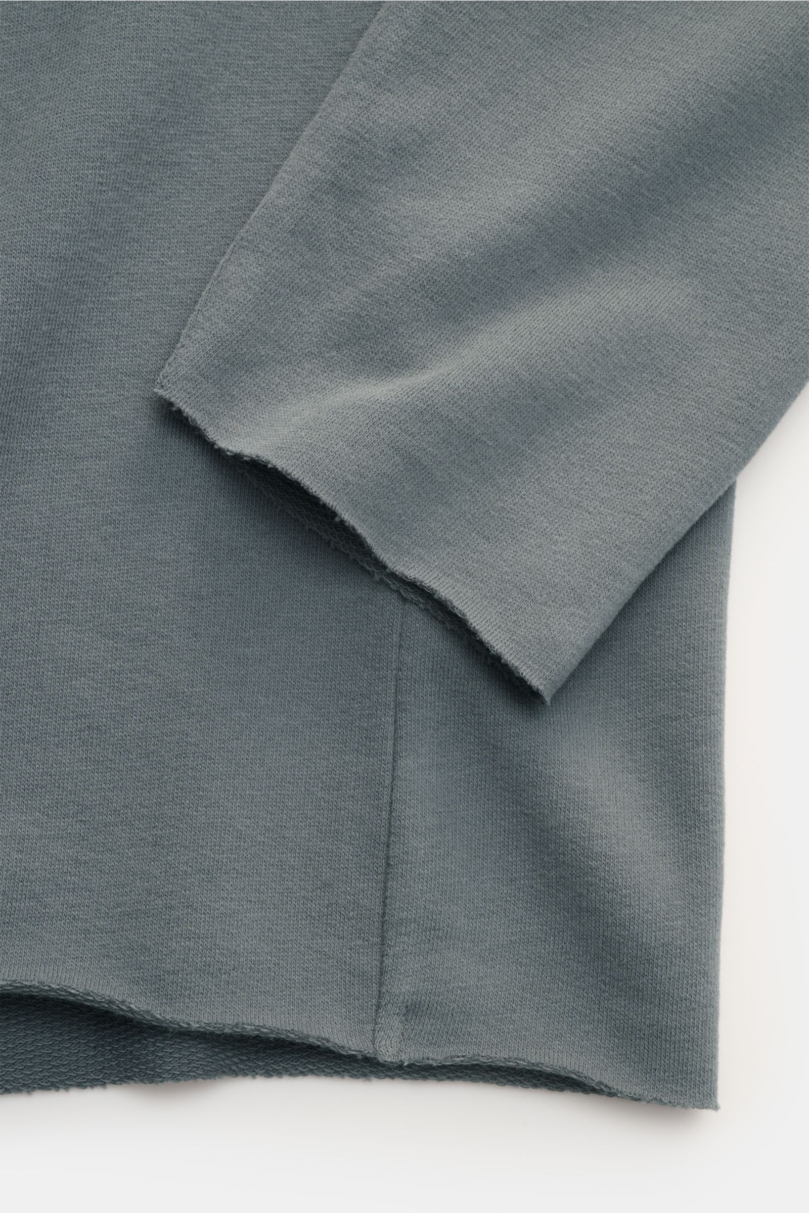 Nahaufnahme des Kiefermann Rundhals-Longsleeve 'Frankon' graublau, Slim Fit mit offenem, rolliertem Saum, Rundhalsausschnitt, leichter Baumwoll-Sweat, elastisch und soft, fotografiert von der Ärmel- und Seitenansicht mit sichtbarer rückwärtiger Teilungsna