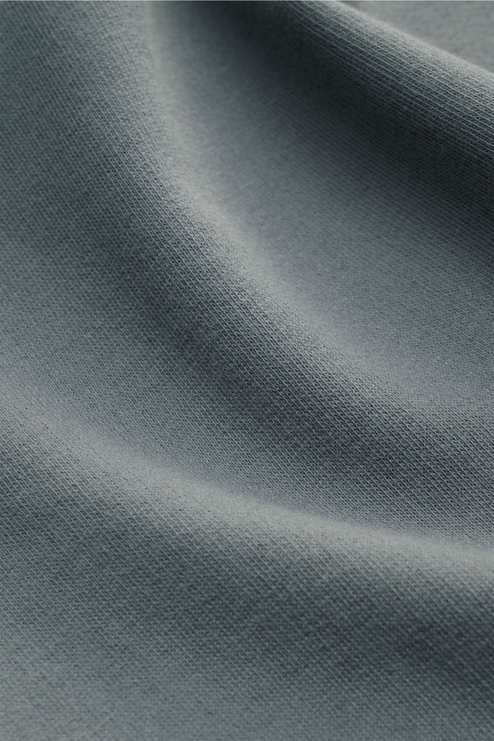 Nahaufnahme des Stoffes vom Kiefermann Rundhals-Longsleeve 'Frankon' graublau, zeigt leichten, elastischen Baumwollsweat mit weichem Griff und rollierten Kanten.
