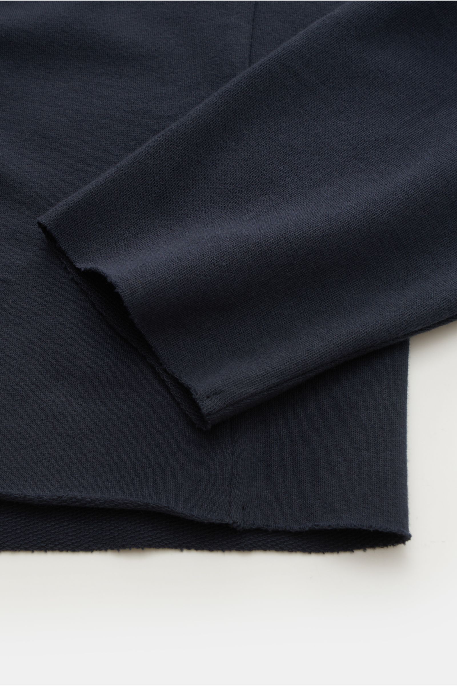 Kiefermann Rundhals-Longsleeve 'Frankon' navy, Detailaufnahme von Saum und Ärmel mit offenen, rollierten Kanten, leichter Baumwoll-Sweat, Slim Fit.