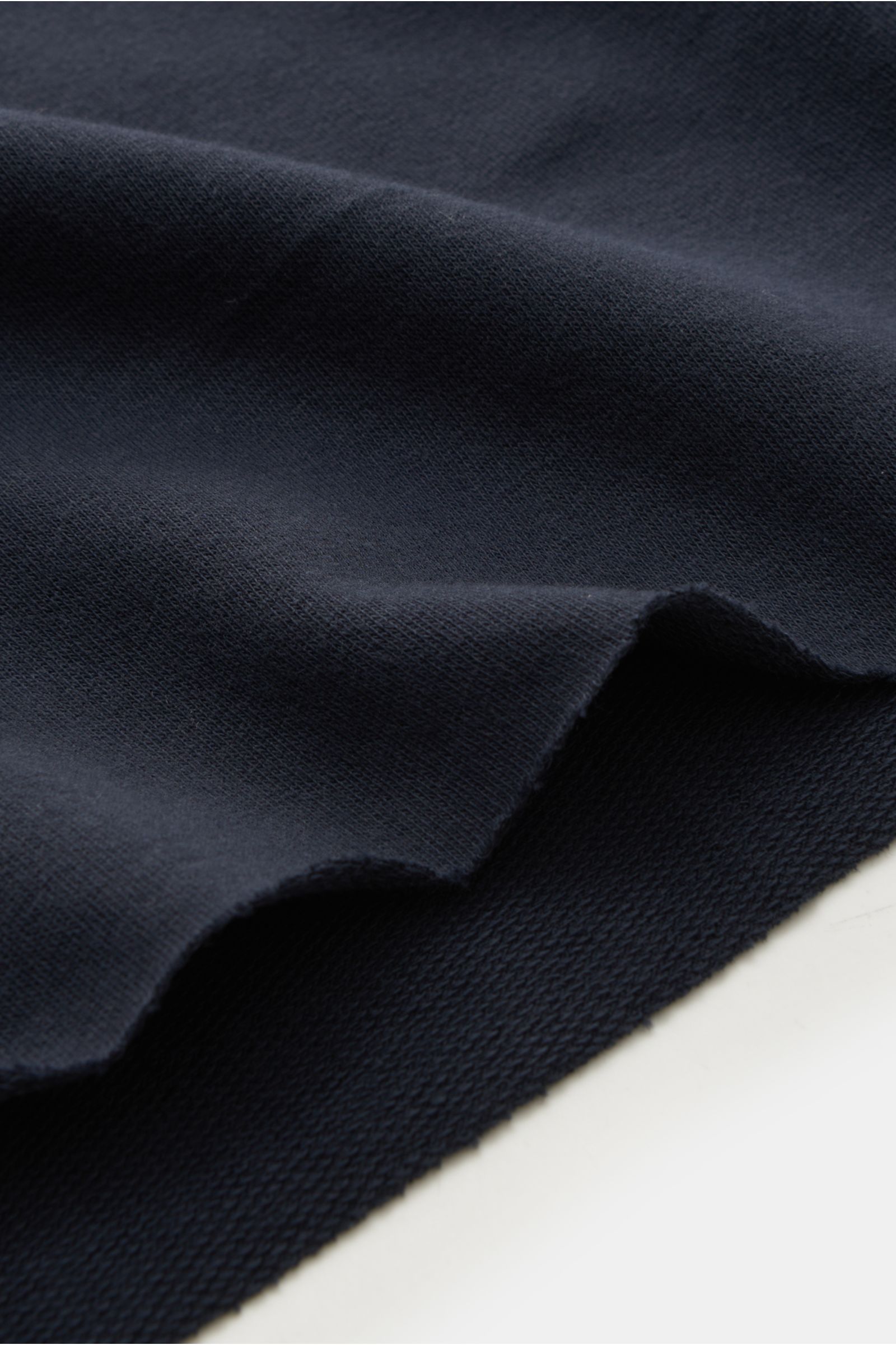 Nahaufnahme des navyfarbenen Kiefermann Rundhals-Longsleeve 'Frankon' mit leichter, elastischer Baumwollqualität und rollierten Saumkanten, seitliche Perspektive.