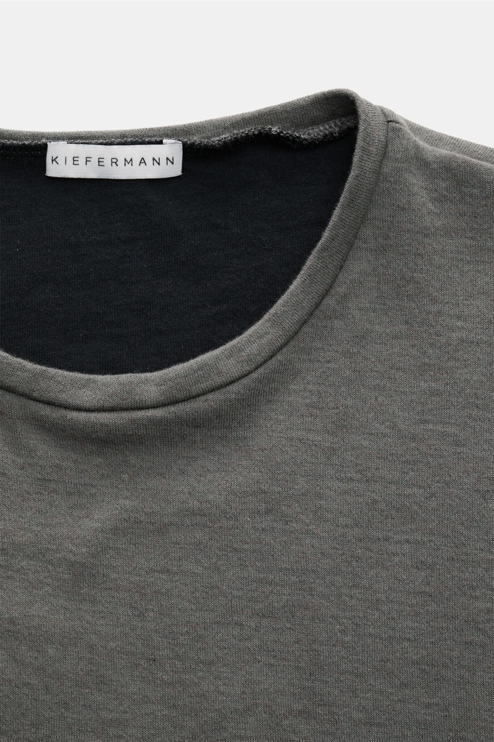 Close-up front view of the Kiefermann Longsleeve 'Jeldrik' grau showing its round neckline and open hem edges, made of soft double-layered cotton-cashmere jersey.

Description: Lässiges Basic: Das Longsleeve 'Jeldrik' von KIEFERMANN überzeugt mit seine