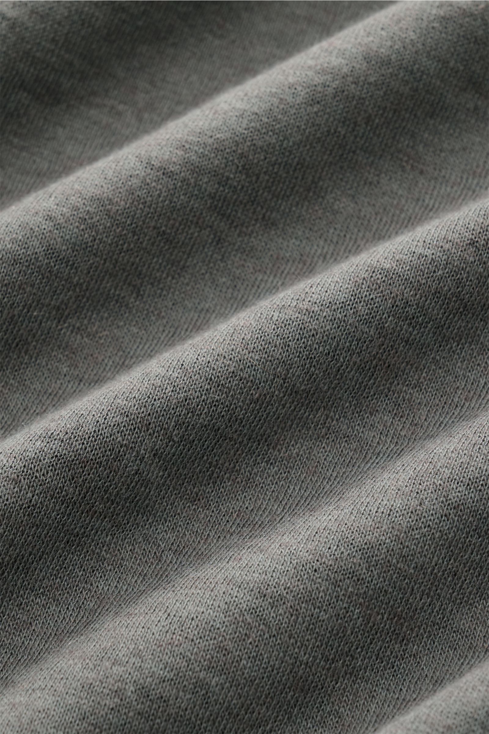 Close-up front view of the grey fabric texture of the Kiefermann Longsleeve 'Jeldrik' grau, showing soft double-layered jersey material.

Description: Lässiges Basic: Das Longsleeve 'Jeldrik' von KIEFERMANN überzeugt mit seinem komfortablen Material au