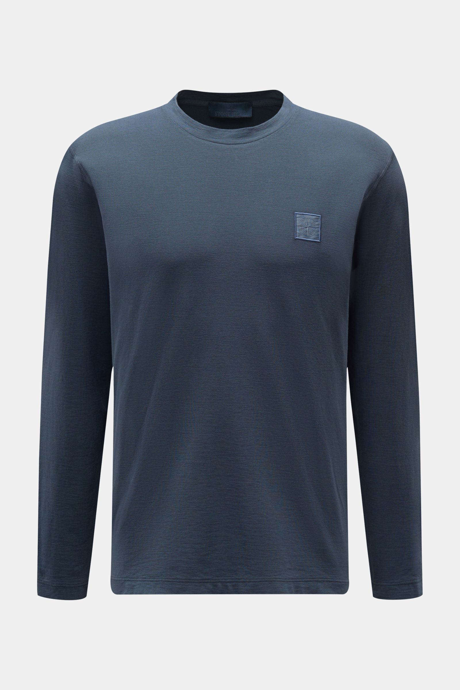 Stone Island Longsleeve 'Ghost Piece' graublau, Slim Fit, aus weichem Baumwoll-Jersey, Frontansicht mit rundem Halsausschnitt und tonalem Weblabel.