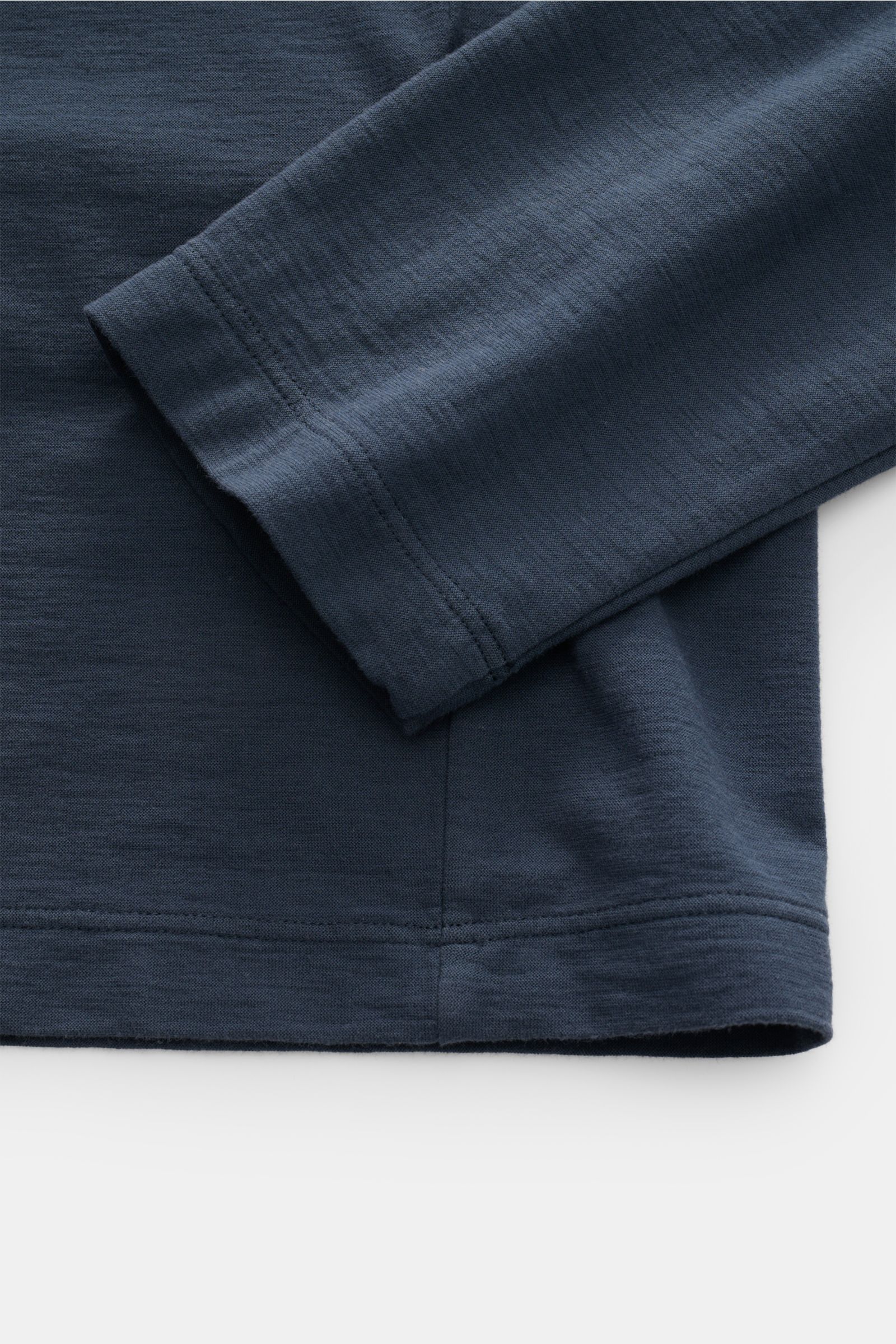 Stone Island Longsleeve 'Ghost Piece' graublau, Slim Fit, weicher Baumwoll-Jersey, Rundhalsausschnitt, tonales Weblabel, Detailaufnahme Ärmel und Saum.