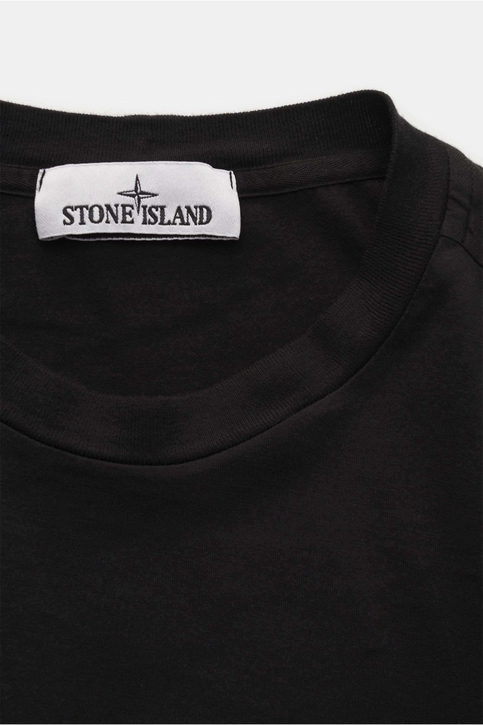 Stone Island Rundhals-Longsleeve 'Basic Cotton' navy, Slim Fit aus reiner Baumwolle, weicher Griff, Rundhalsausschnitt, Weblabel, Rippbündchen, Nahaufnahme von oben