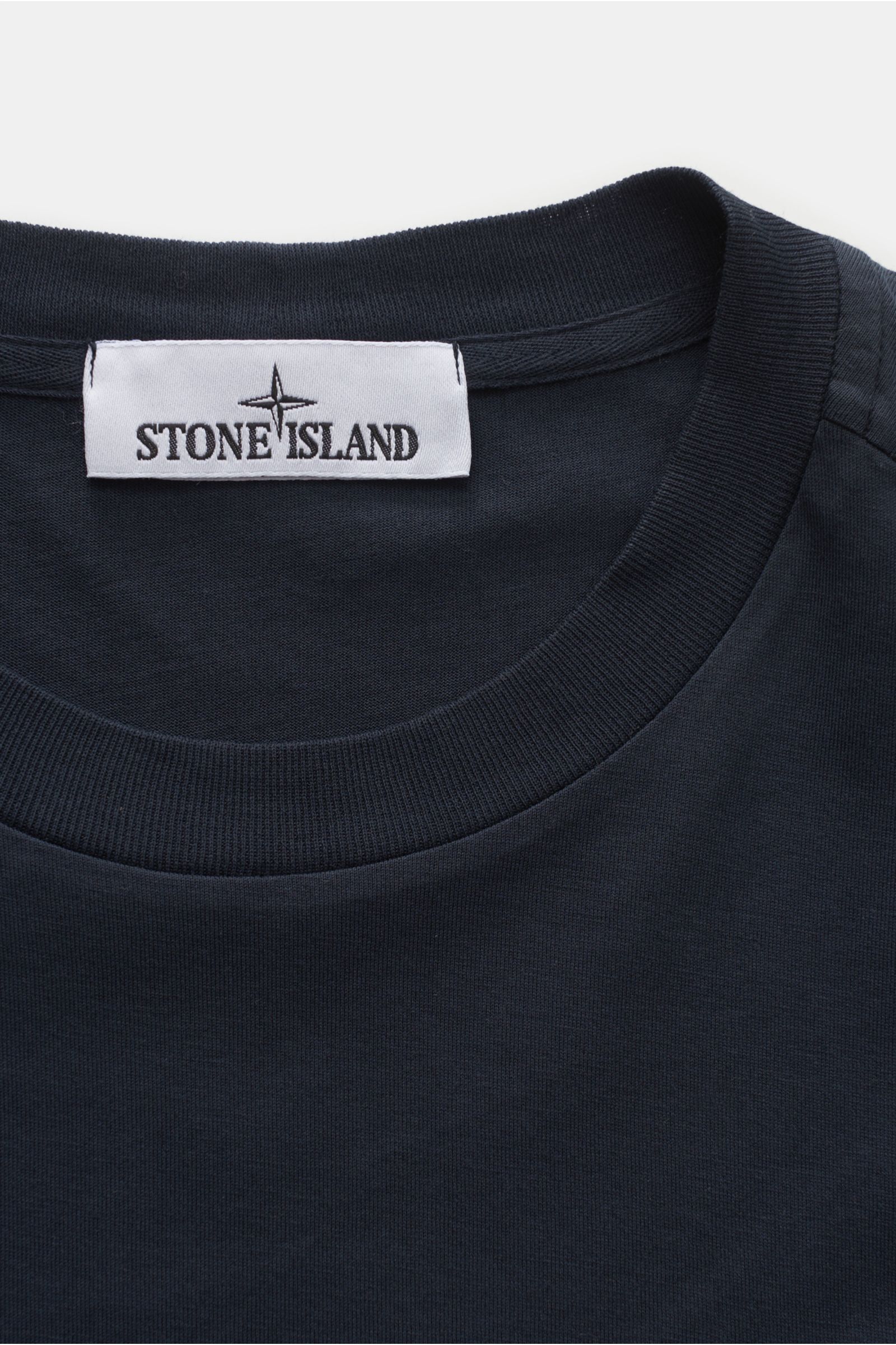 Stone Island Rundhals-Longsleeve 'Basic Cotton' navy aus reiner Baumwolle, Slim Fit, weicher Griff, Rundhalsausschnitt, Weblabel, Rippbündchen, Nahaufnahme.