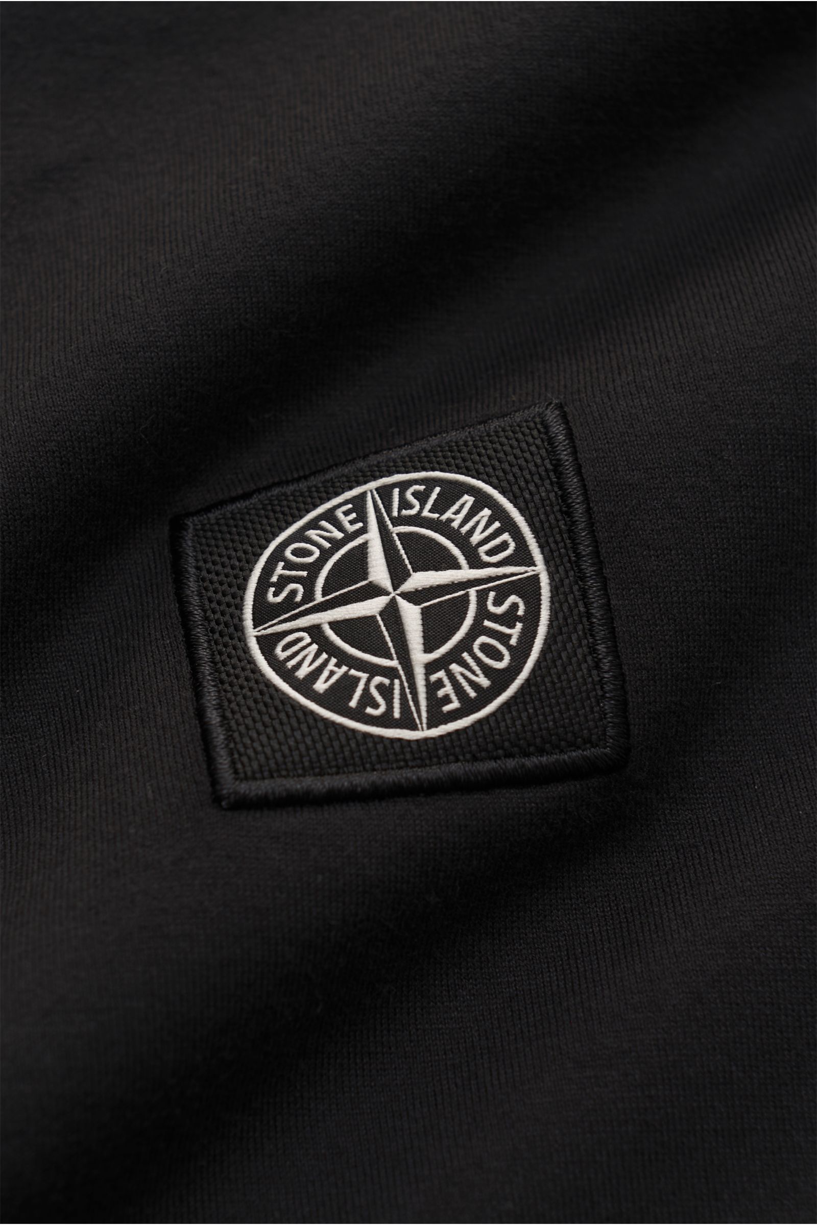 Stone Island Rundhals-Longsleeve 'Basic Cotton' navy in Nahaufnahme, Weblabel auf Brust, reine Baumwolle, Slim Fit, weicher Griff, Rippbündchen.