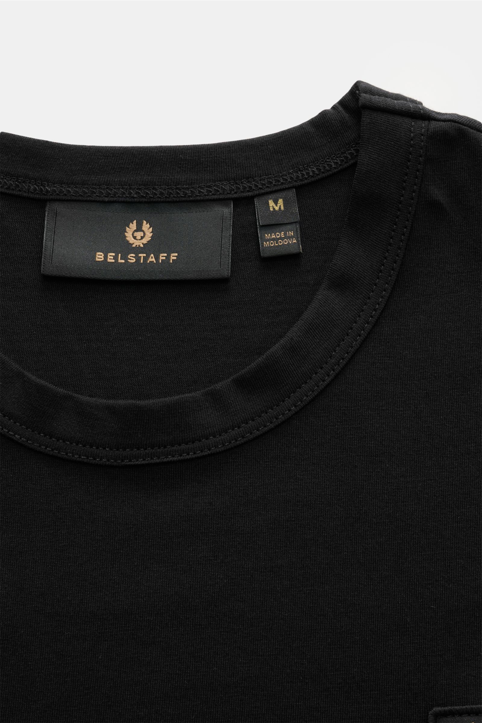Close-up front view of the Belstaff Rundhals-Longsleeve schwarz showing the black round neckline and BELSTAFF-Weblabel on the chest.

Leichter Baumwolljersey als Ausgangspunkt für alltäglichen Komfort: Das klassische Rundhals-Longsleeve vom britischen 